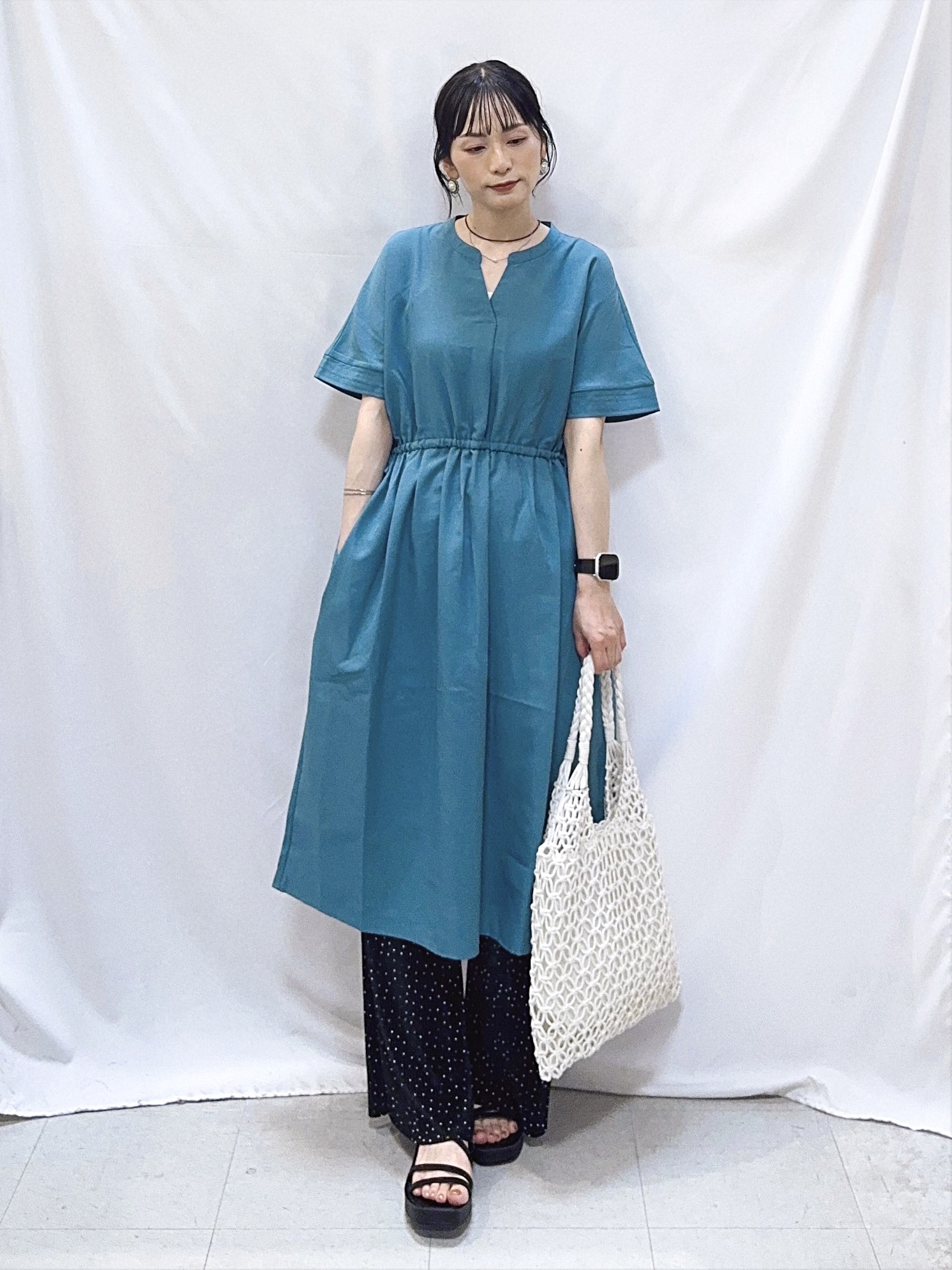 𝐇𝐢𝐫𝐨𝐦𝐢さんの「SHOO･LA･RUE｜【洗濯機可/体型カバー】ウエストシャーリングで女性らしく 麻調スキッパーサイドリボンワンピース」を使ったコーディネート