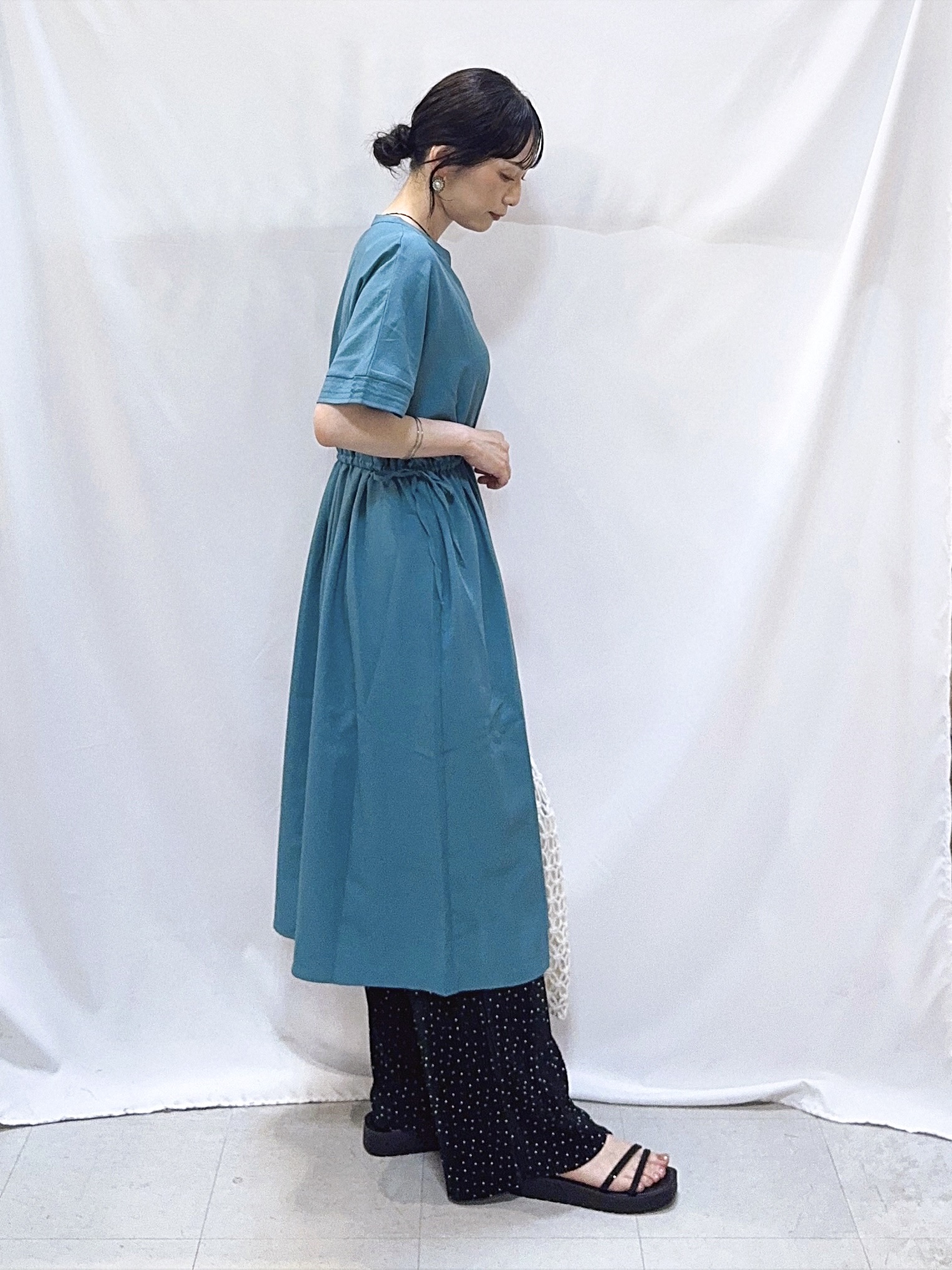 𝐇𝐢𝐫𝐨𝐦𝐢さんの「SHOO･LA･RUE｜【洗濯機可/体型カバー】ウエストシャーリングで女性らしく 麻調スキッパーサイドリボンワンピース」を使ったコーディネート