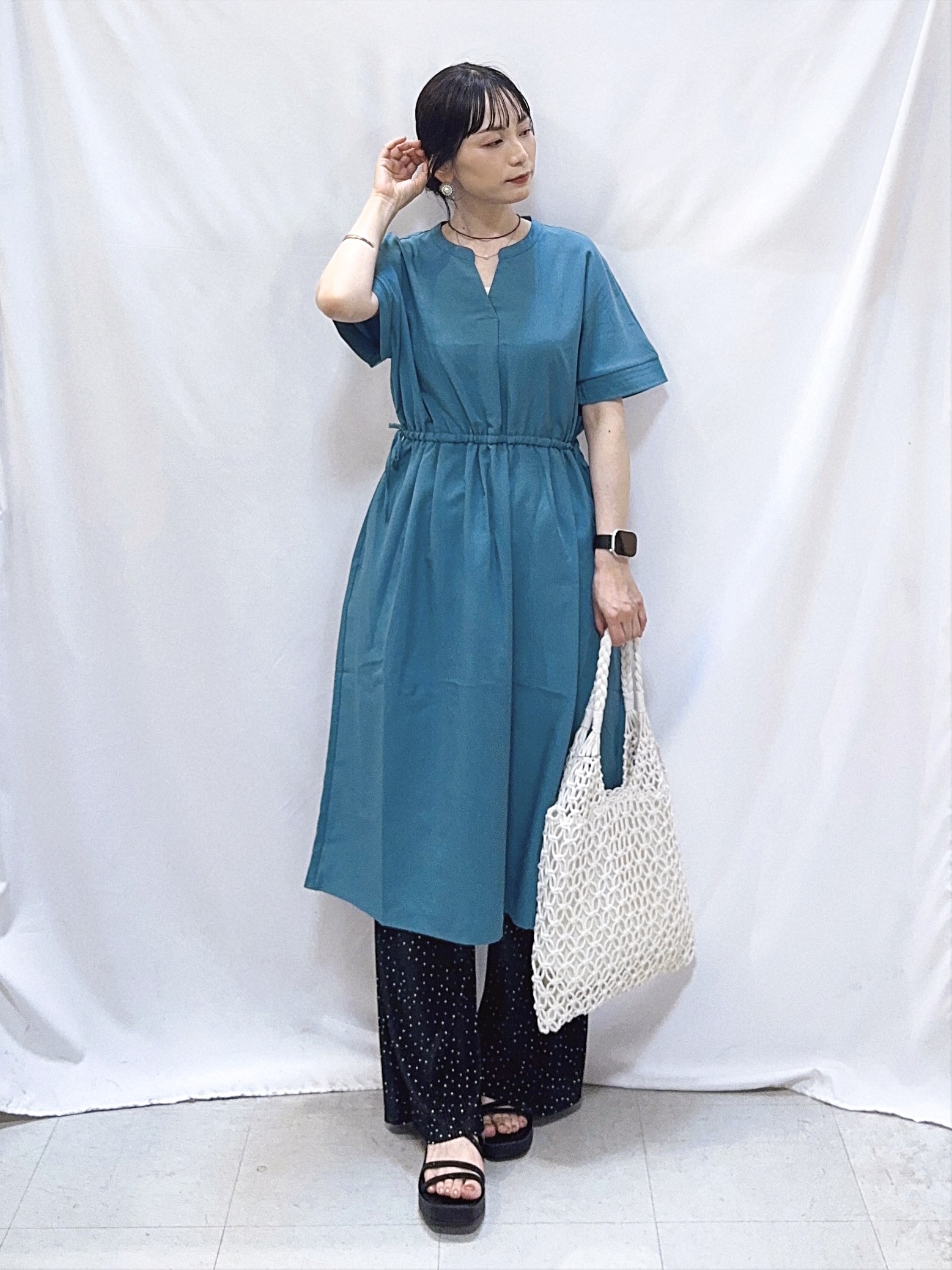 𝐇𝐢𝐫𝐨𝐦𝐢さんの「SHOO･LA･RUE｜【洗濯機可/体型カバー】ウエストシャーリングで女性らしく 麻調スキッパーサイドリボンワンピース」を使ったコーディネート