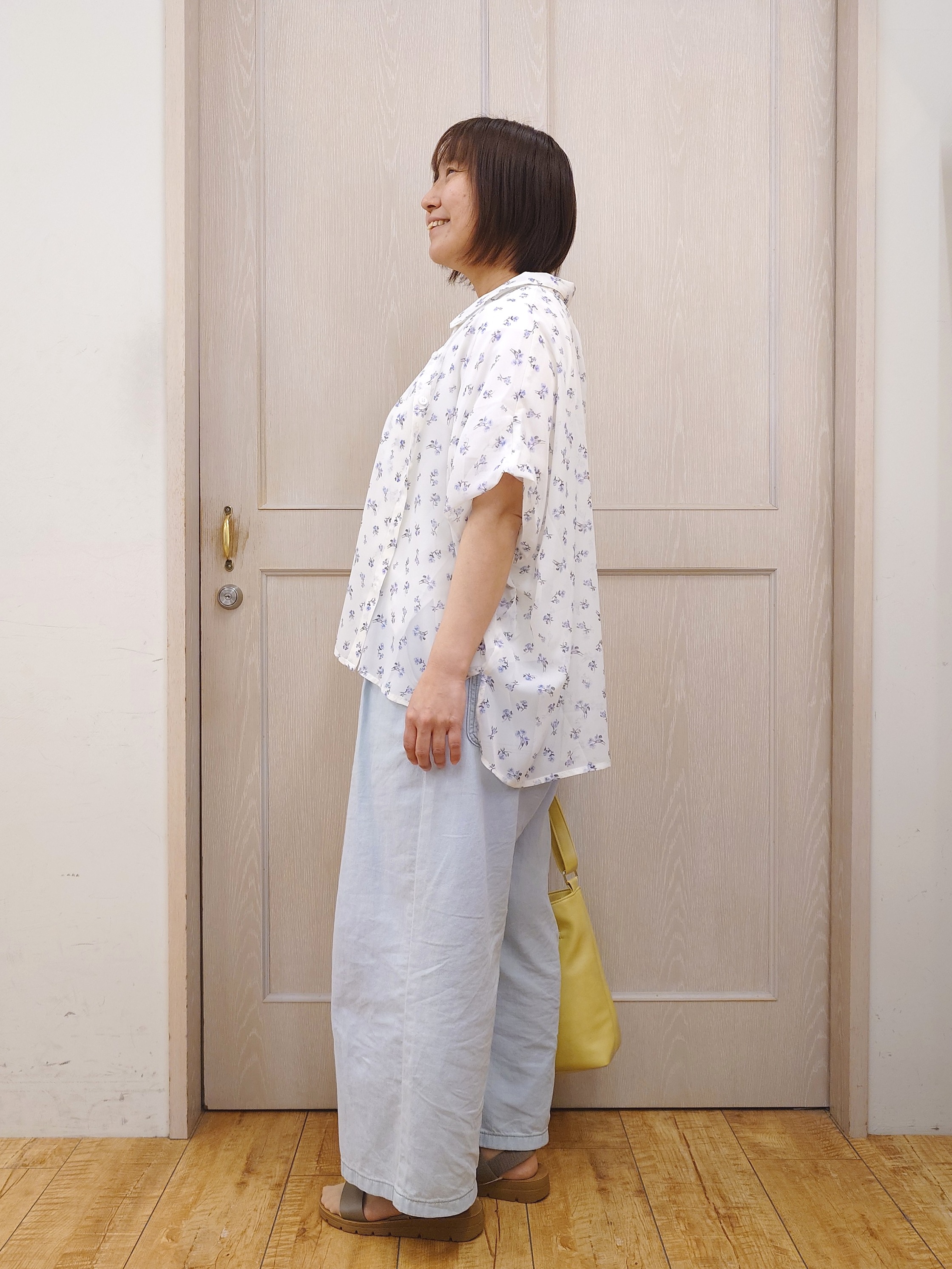 とろろさんの「SHOO･LA･RUE｜【洗濯機可/体型カバー】羽織るだけで雰囲気変わる 柄アソート ポンチョ風シアーシャツ」を使ったコーディネート
