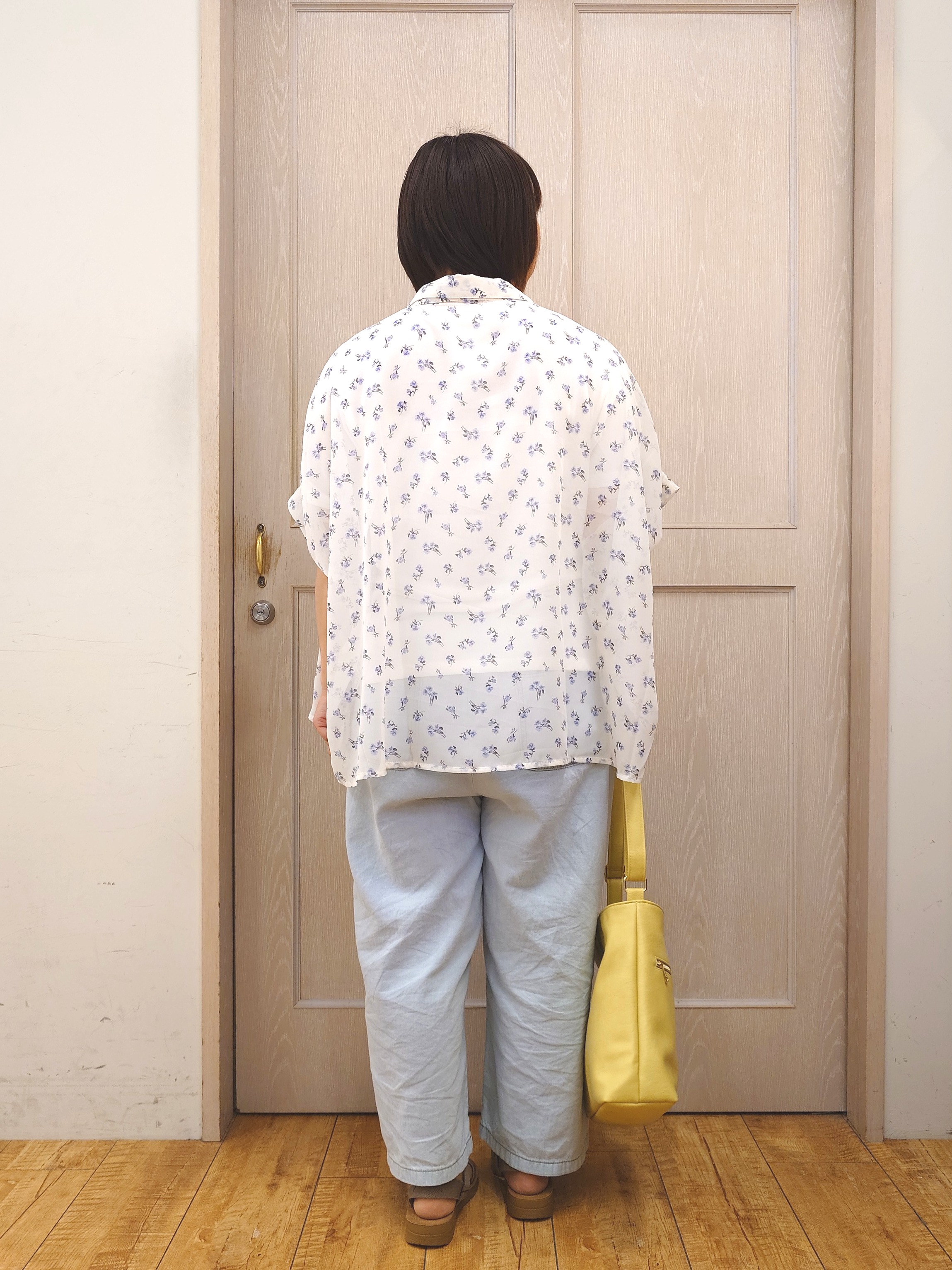 とろろさんの「SHOO･LA･RUE｜【洗濯機可/体型カバー】羽織るだけで雰囲気変わる 柄アソート ポンチョ風シアーシャツ」を使ったコーディネート