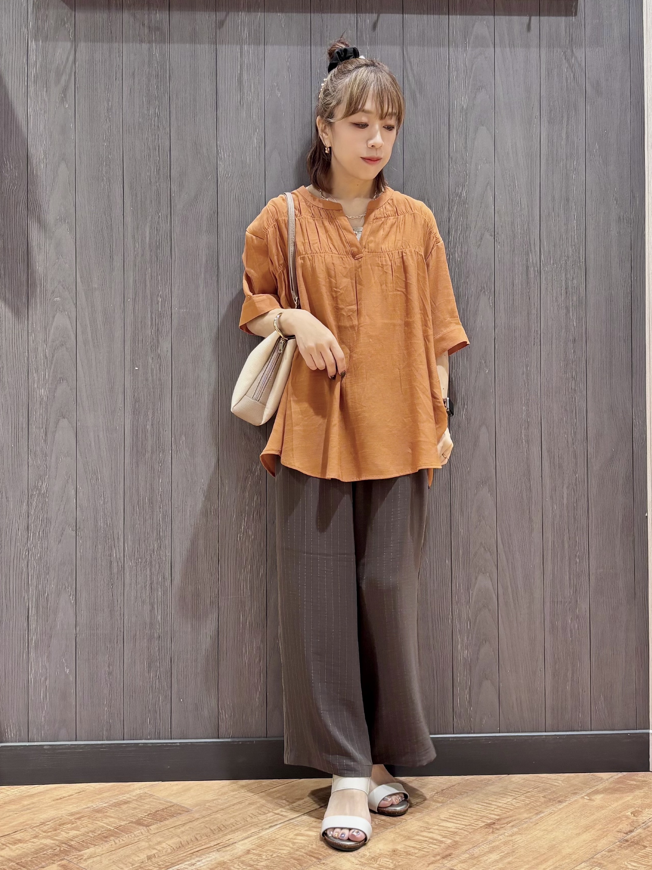 meiさんの「SHOO･LA･RUE｜【UV/洗濯機可】お袖の長さが調整出来る シャーリングスキッパーブラウス」を使ったコーディネート