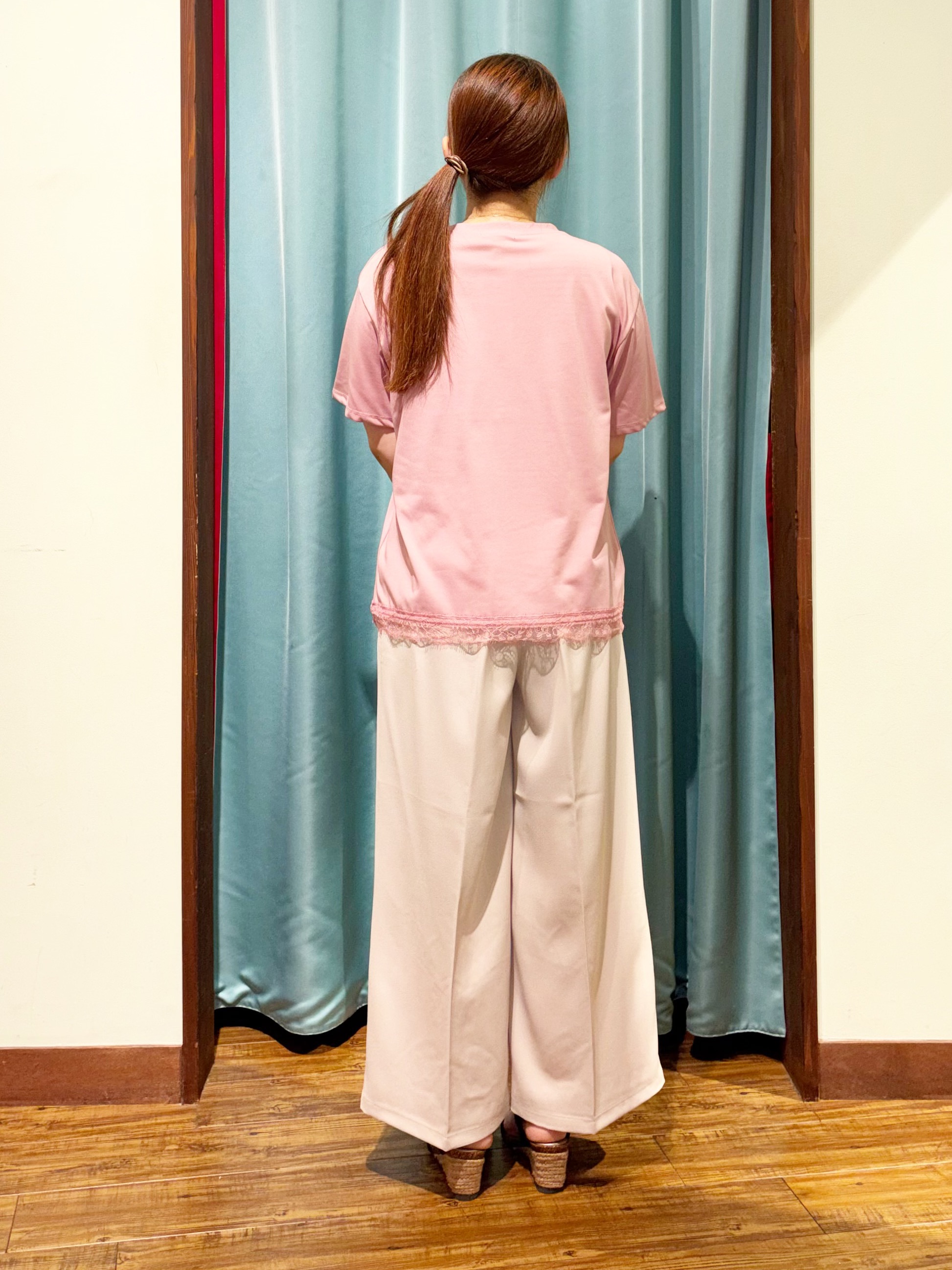 tukiさんの「SHOO･LA･RUE｜【UV/S-LL/洗濯機可】真夏に着たい裾レースが女性らしさをプラスする プリントアソートTシャツ」を使ったコーディネート