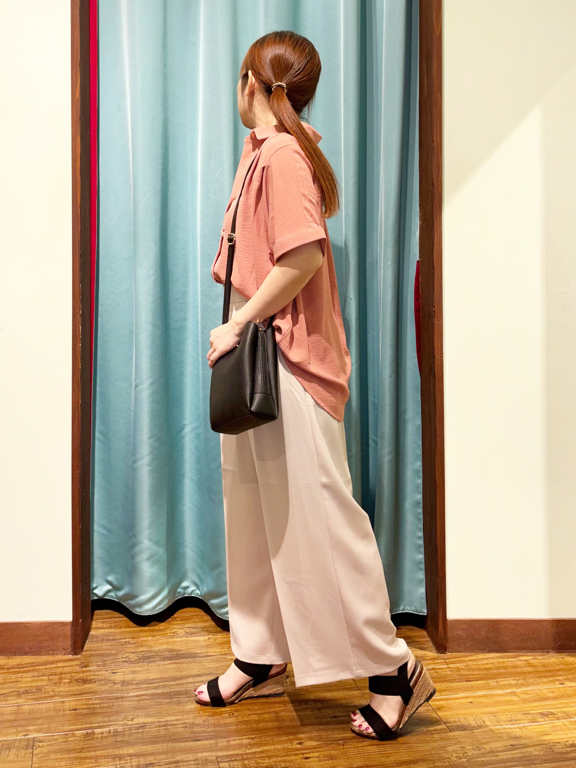 tukiさんの「SHOO･LA･RUE｜【洗濯後しわになりにくい/体型カバー】二の腕も隠せる　お袖ロールアップ半袖シャツ」を使ったコーディネート