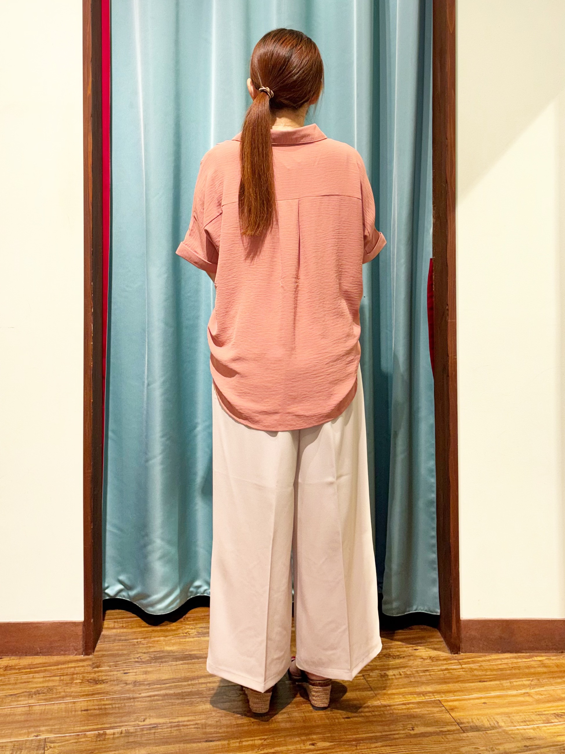 tukiさんの「SHOO･LA･RUE｜【洗濯後しわになりにくい/体型カバー】二の腕も隠せる　お袖ロールアップ半袖シャツ」を使ったコーディネート