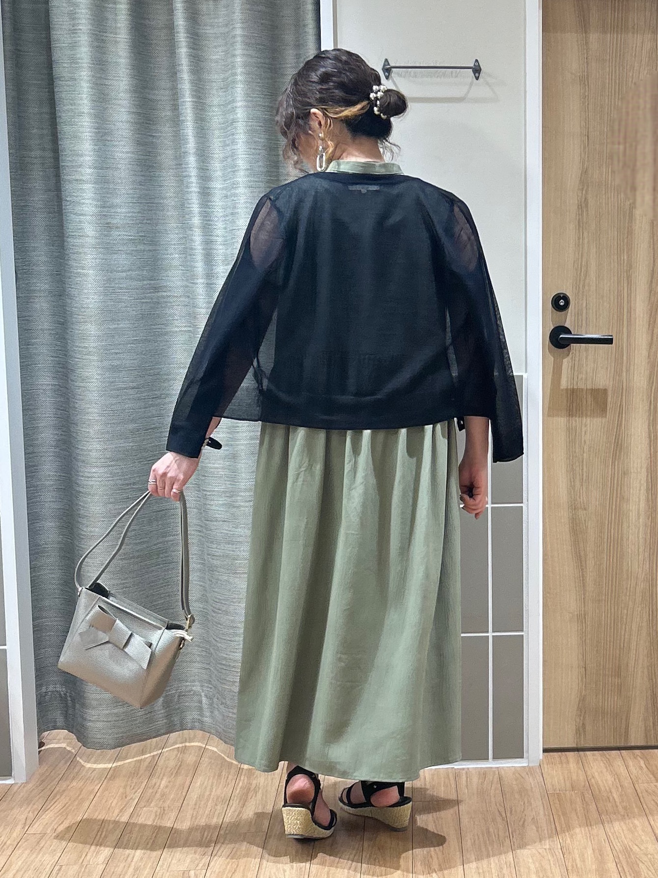 よっしーさんの「grove｜【低身長さんも選べる着丈・洗濯機◎】テントラインワンピース」を使ったコーディネート