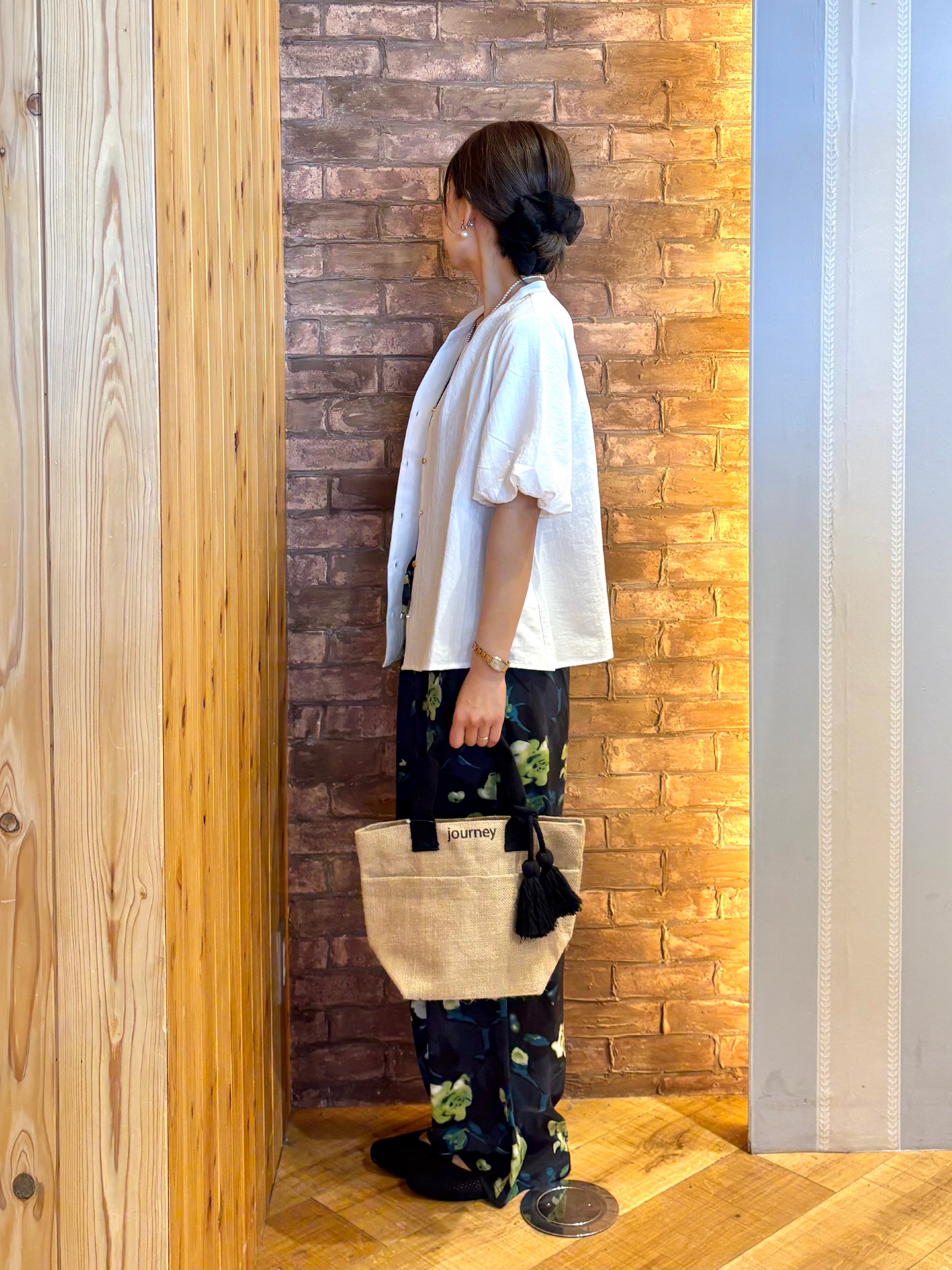 mieさんの「SHOO･LA･RUE｜【洗濯機可】バルーンスリーブで二の腕カバー キーネック5分袖ブラウス」を使ったコーディネート