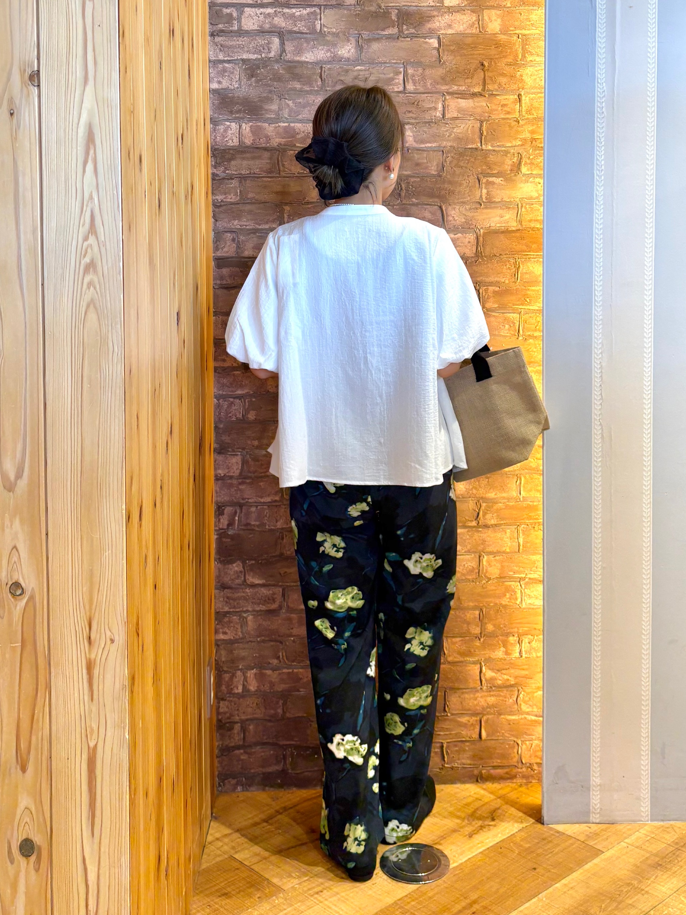 mieさんの「SHOO･LA･RUE｜【洗濯機可】バルーンスリーブで二の腕カバー キーネック5分袖ブラウス」を使ったコーディネート