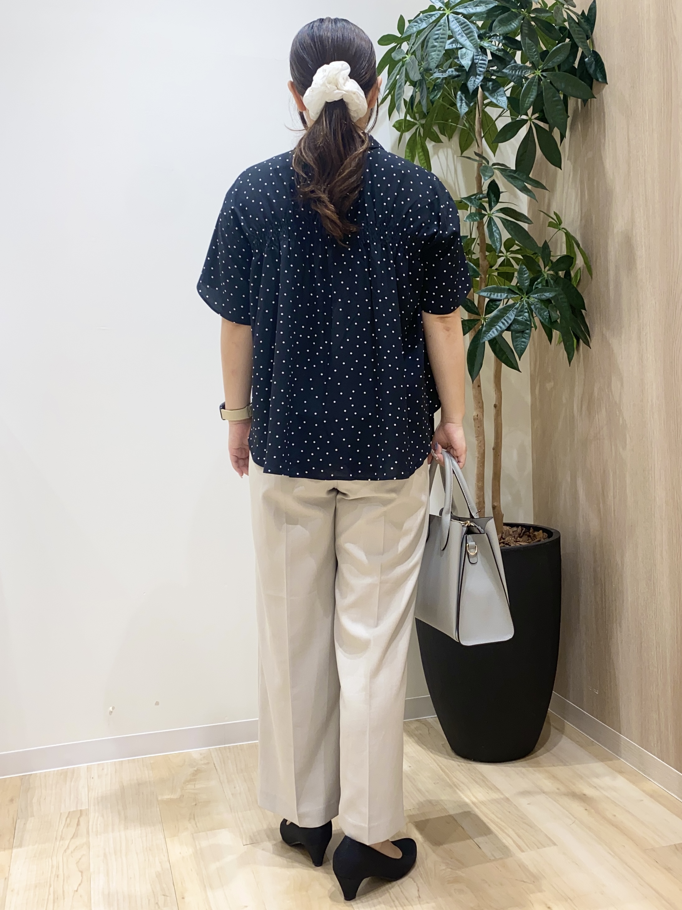 HANAさんの「grove｜【洗濯機◎】さらっと着映える、バックデザインブラウス」を使ったコーディネート