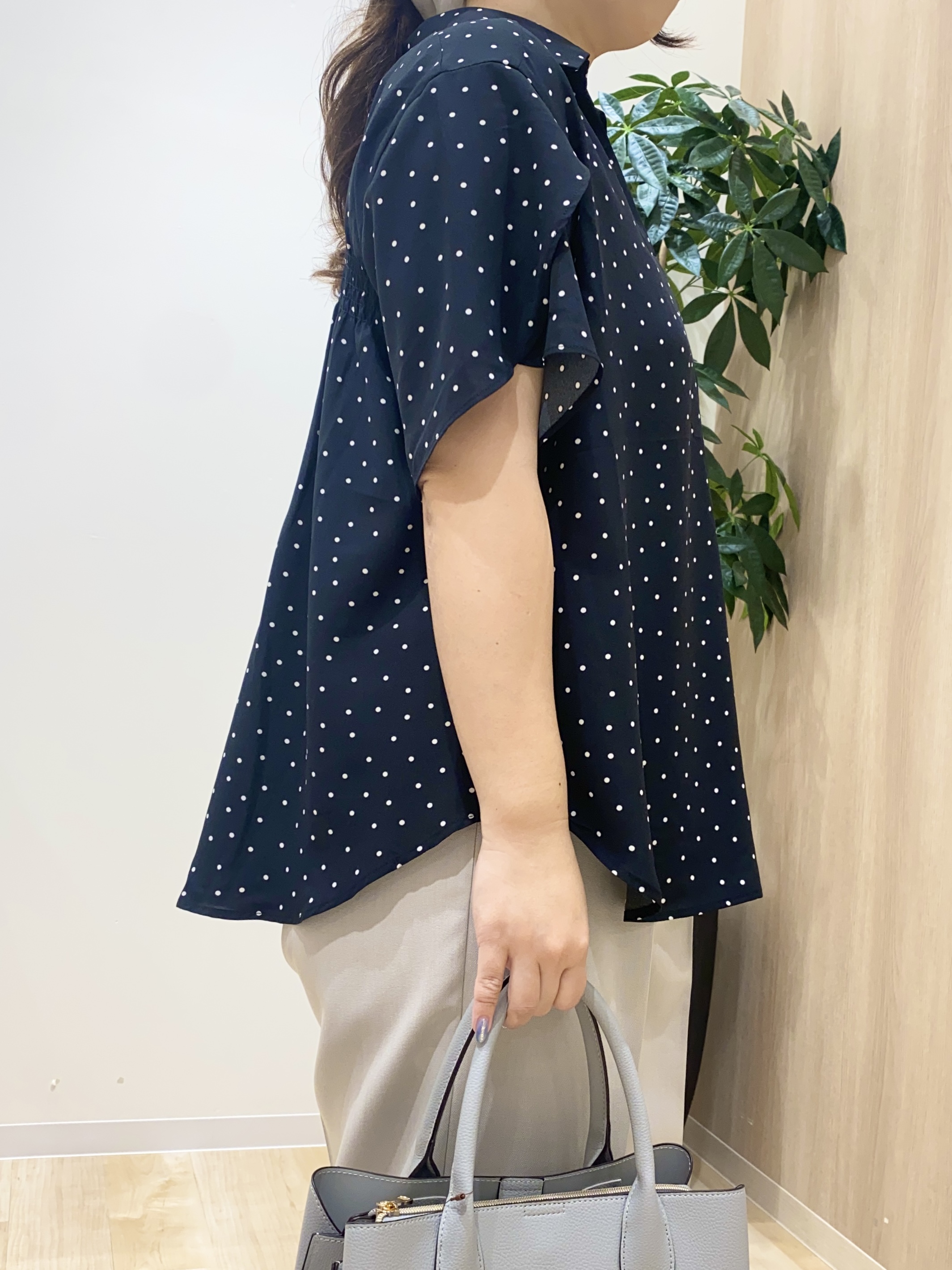 HANAさんの「grove｜【洗濯機◎】さらっと着映える、バックデザインブラウス」を使ったコーディネート