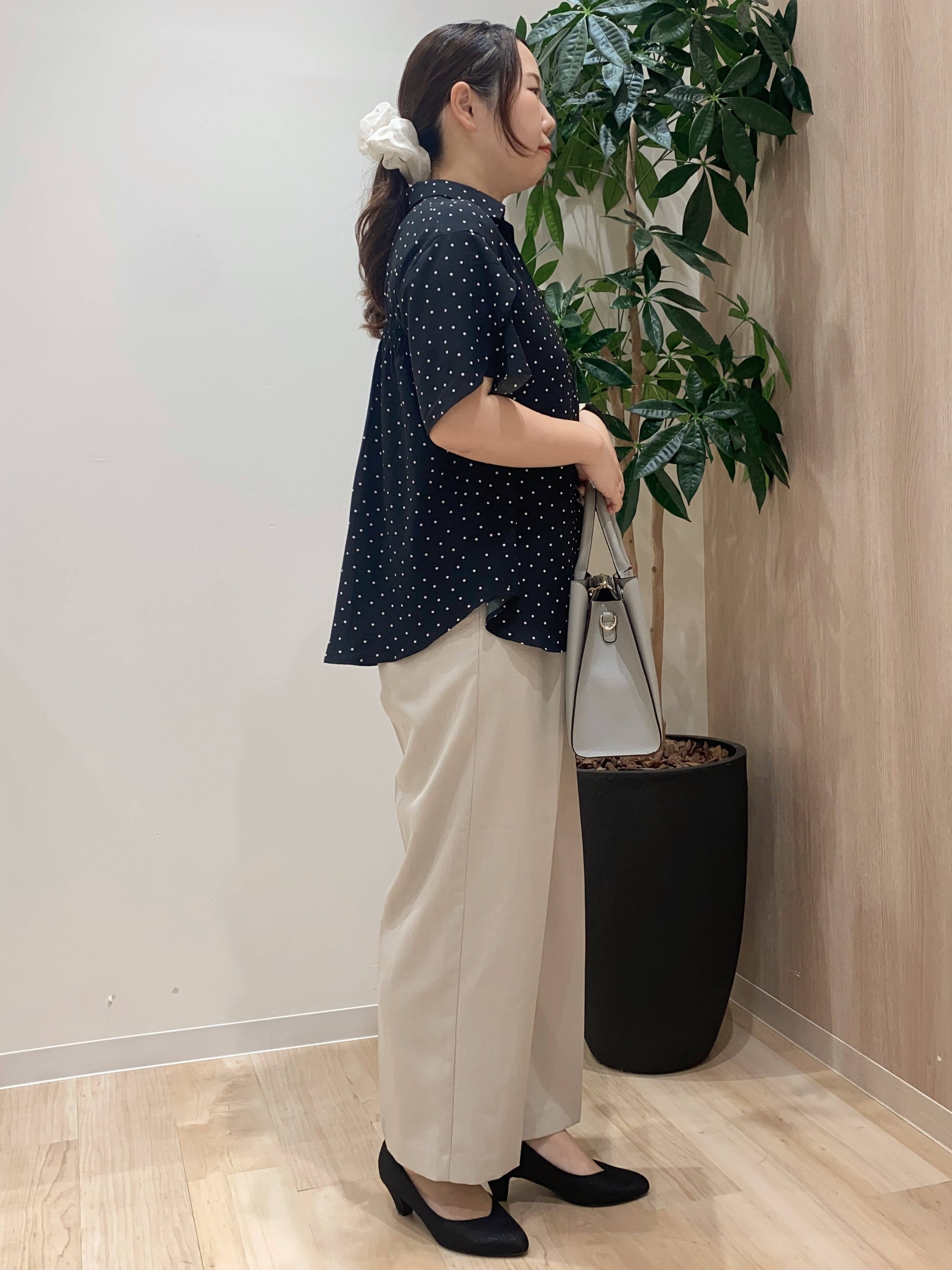 HANAさんの「grove｜【洗濯機◎】さらっと着映える、バックデザインブラウス」を使ったコーディネート