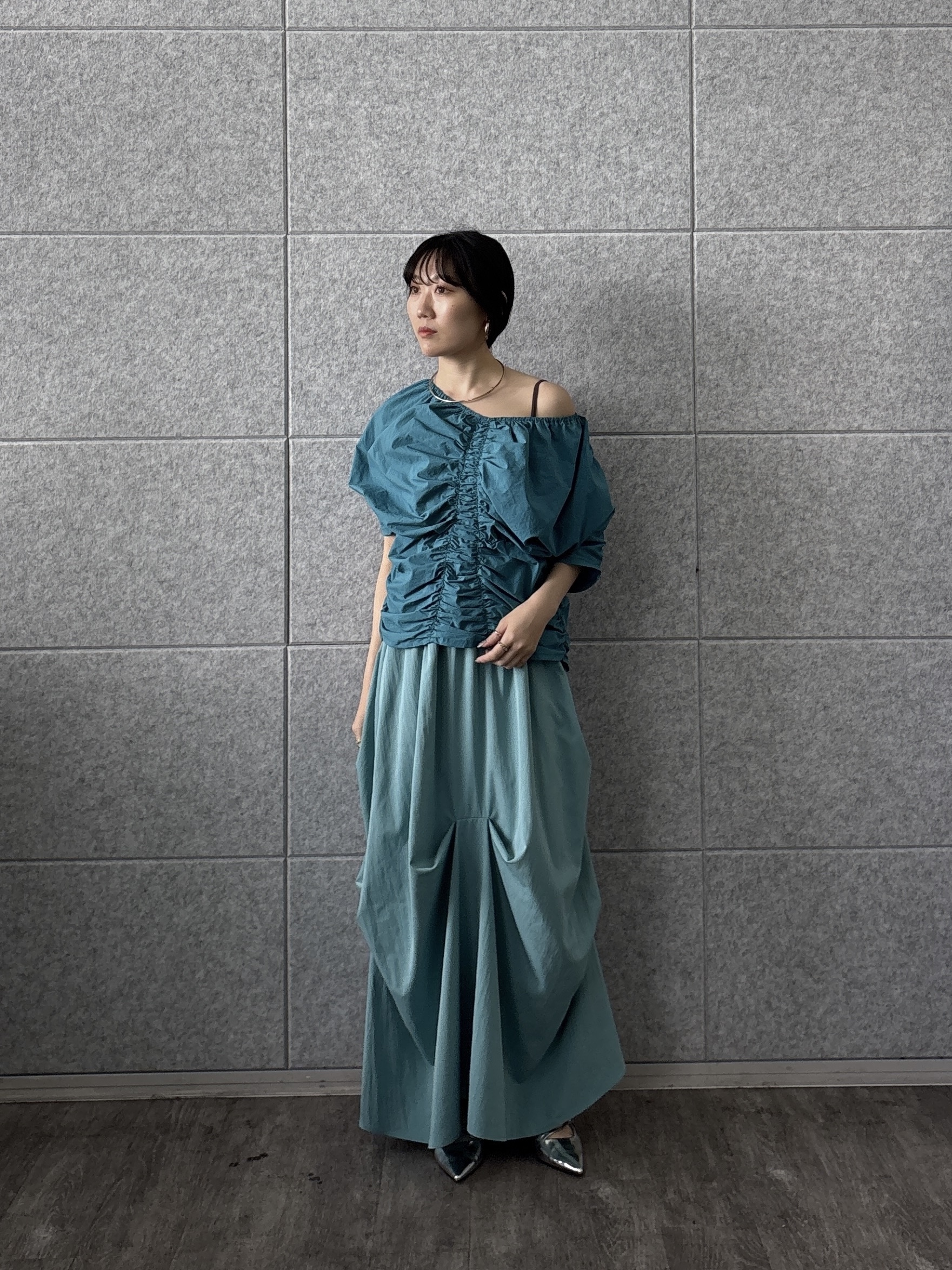 rinaさんの「INDIVI｜シャーリングオフショルブラウス」を使ったコーディネート