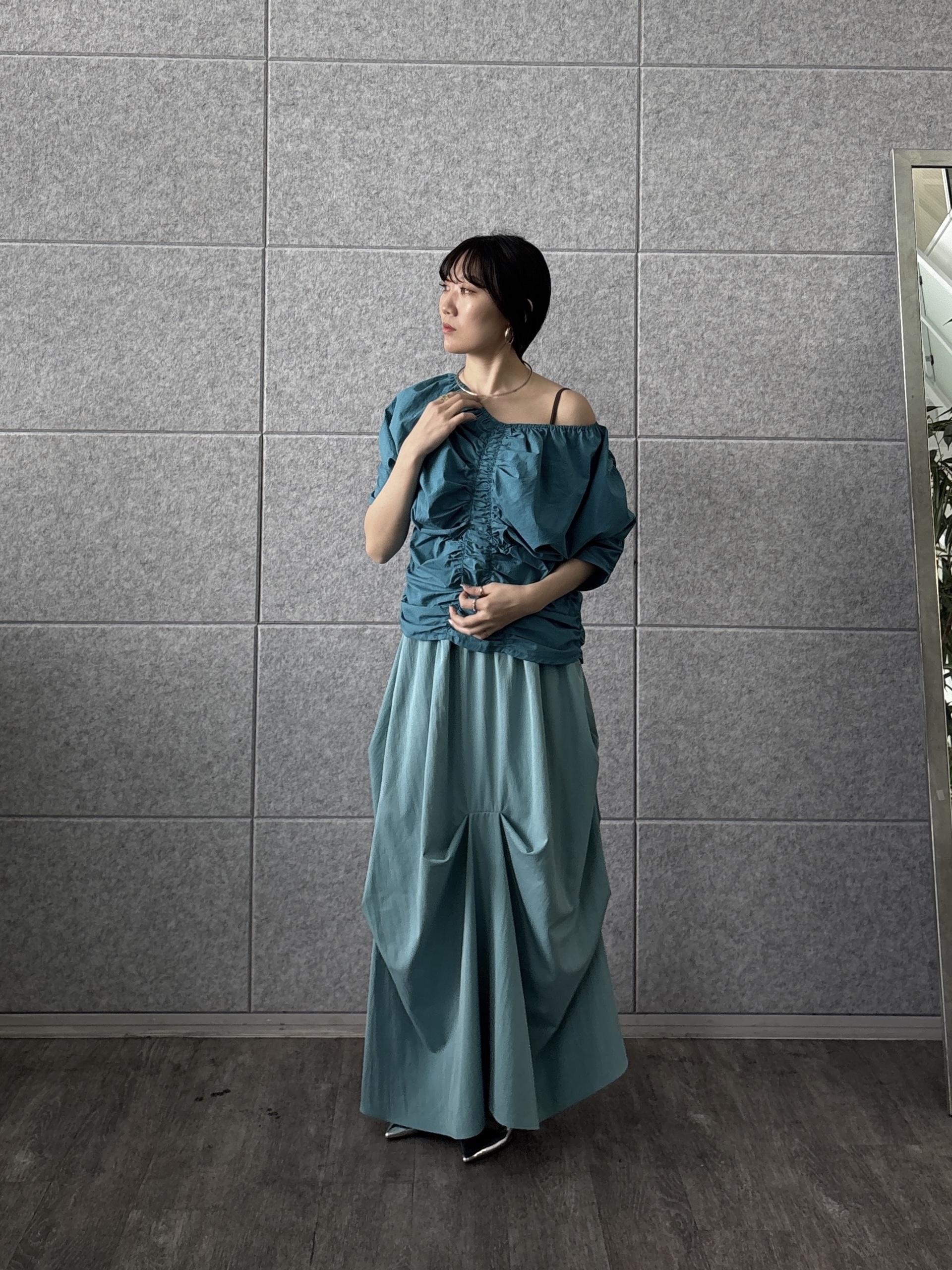 rinaさんの「INDIVI｜シャーリングオフショルブラウス」を使ったコーディネート