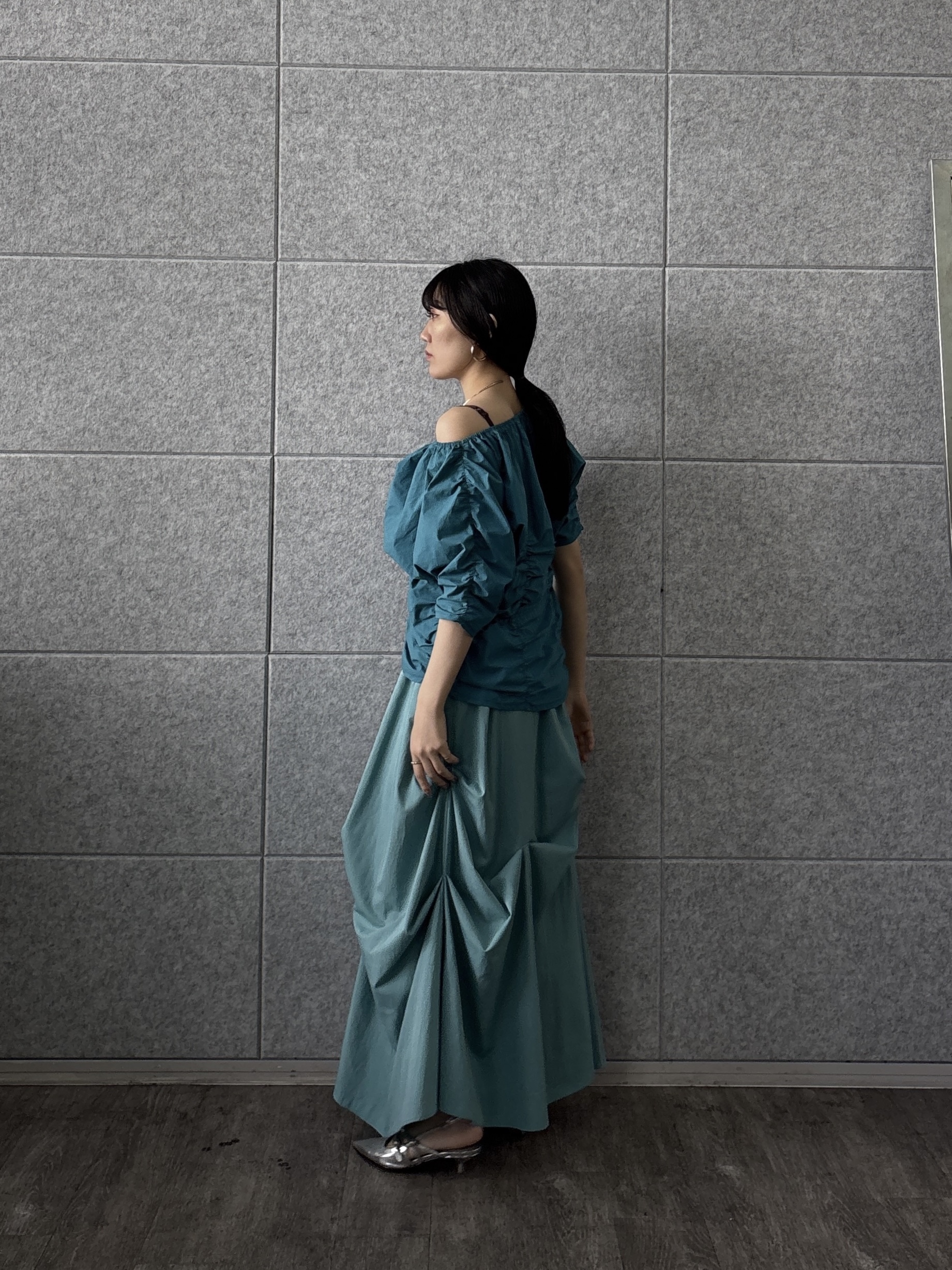 rinaさんの「INDIVI｜シャーリングオフショルブラウス」を使ったコーディネート