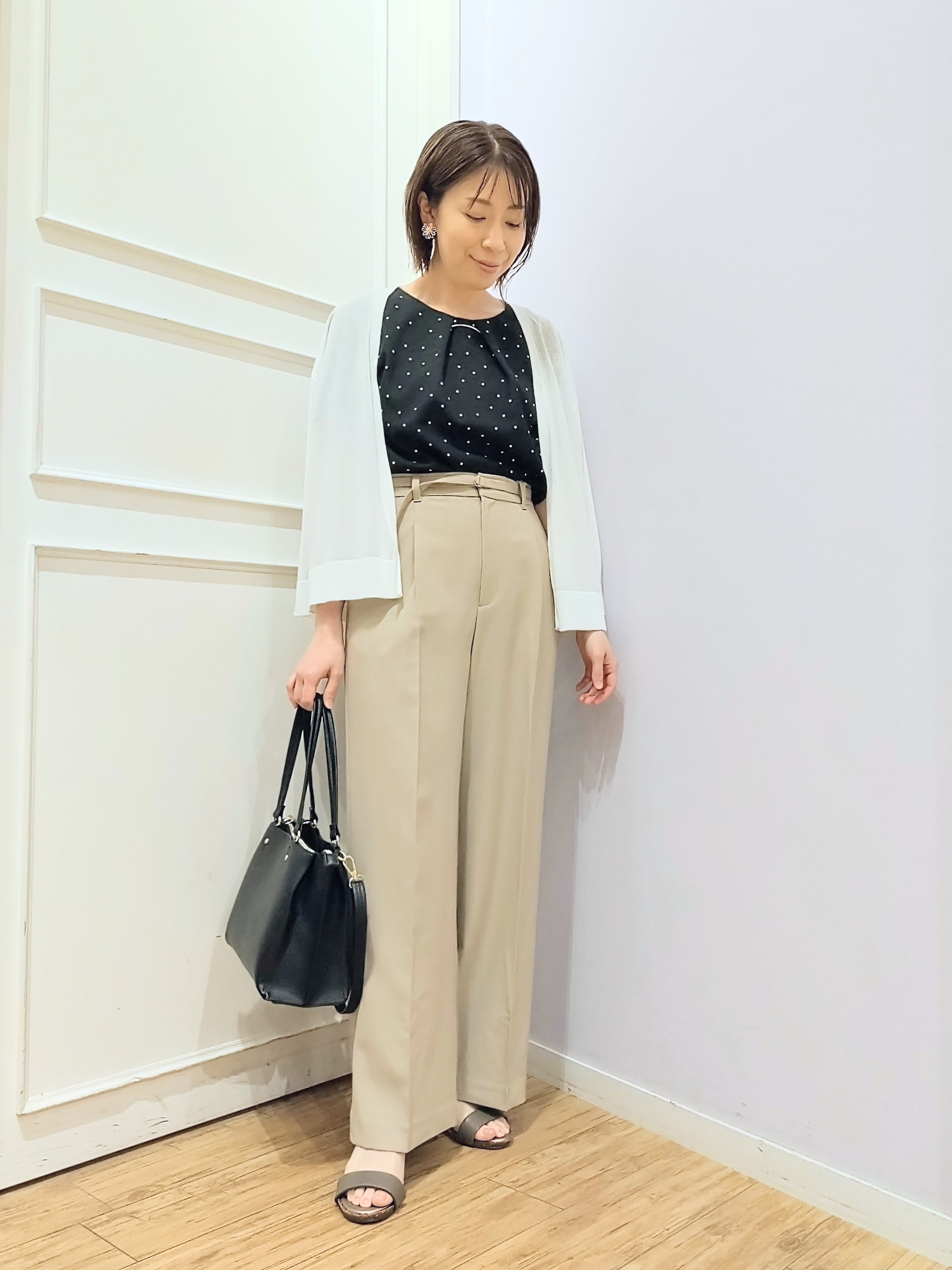 miomioさんの「SHOO･LA･RUE｜【洗濯機可/S-LL】オンにもオフにも マルチに使えるボタンレスカーディガン」を使ったコーディネート