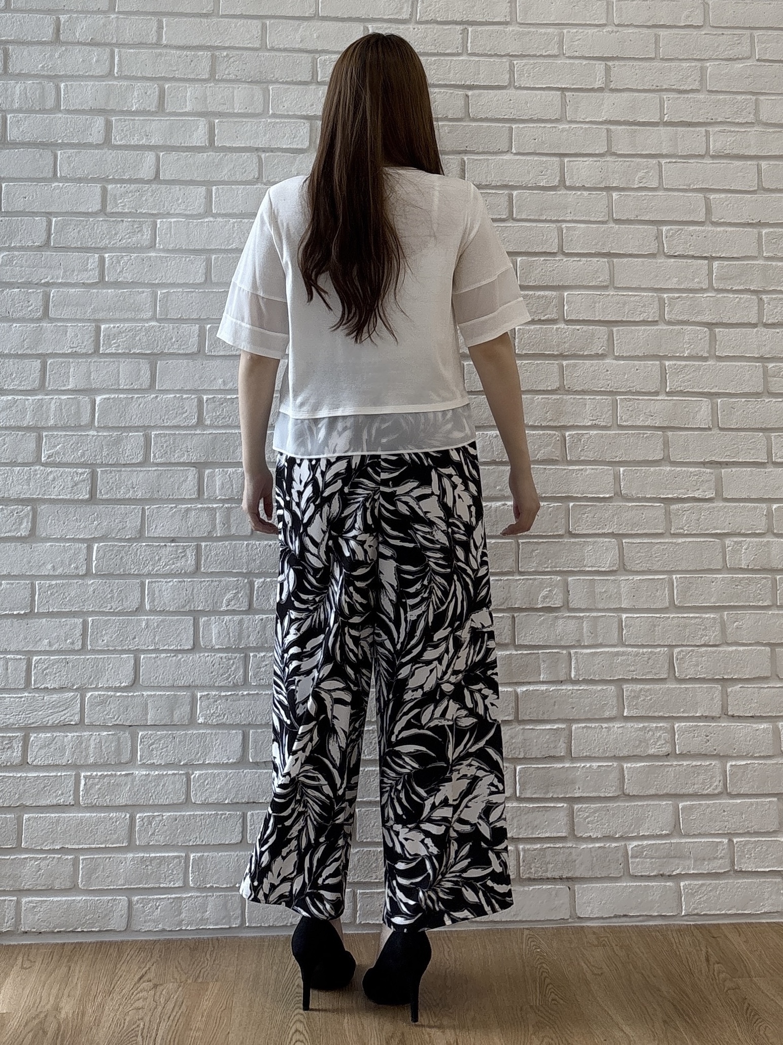 sayaさんの「COUP DE CHANCE｜【手洗い可／日本製】リーフ柄ドロストパンツ」を使ったコーディネート