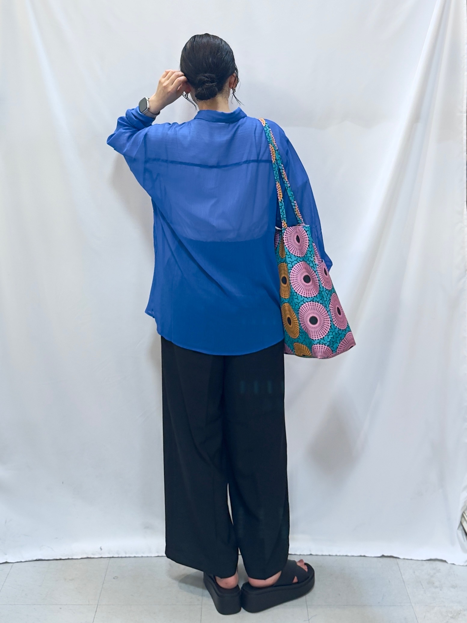 𝐇𝐢𝐫𝐨𝐦𝐢さんの「SHOO･LA･RUE｜【洗濯機可】ダブルポケット 楊柳しぼしぼシアーシャツ」を使ったコーディネート