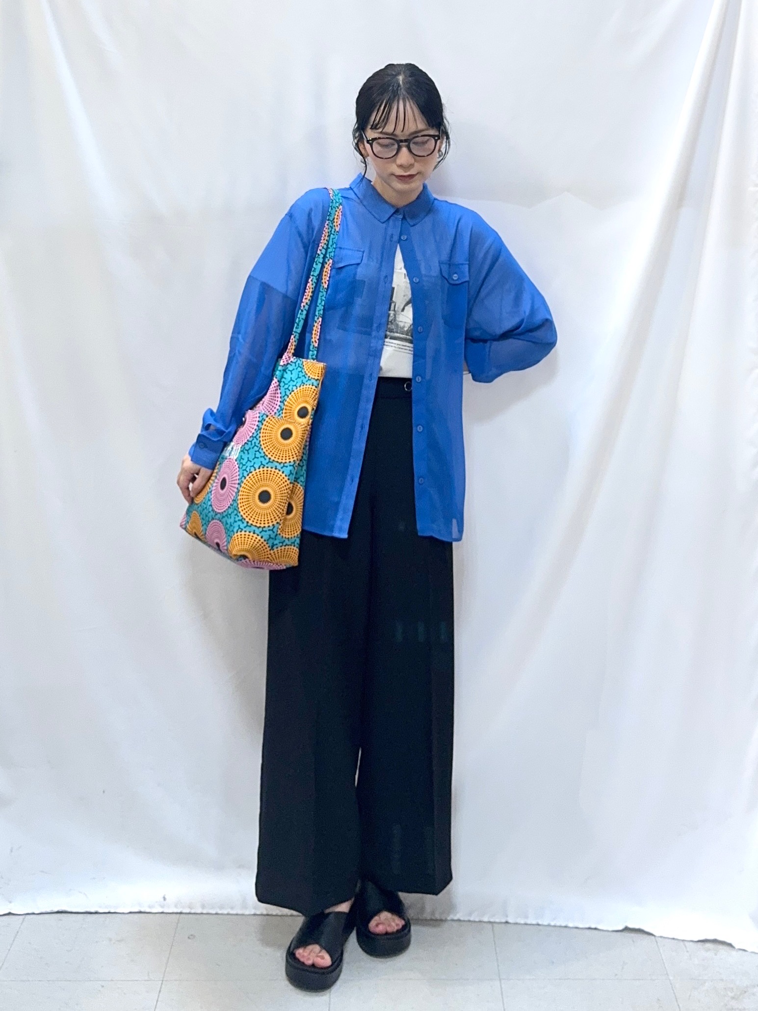 𝐇𝐢𝐫𝐨𝐦𝐢さんの「SHOO･LA･RUE｜【洗濯機可】ダブルポケット 楊柳しぼしぼシアーシャツ」を使ったコーディネート