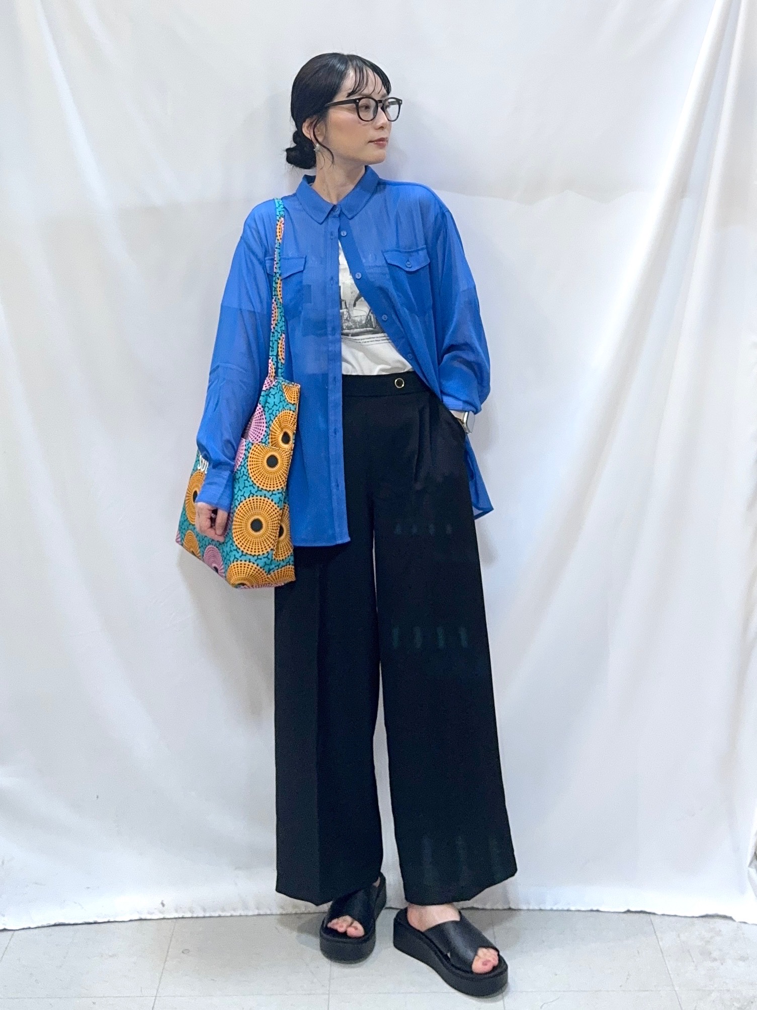 𝐇𝐢𝐫𝐨𝐦𝐢さんの「SHOO･LA･RUE｜【洗濯機可】ダブルポケット 楊柳しぼしぼシアーシャツ」を使ったコーディネート