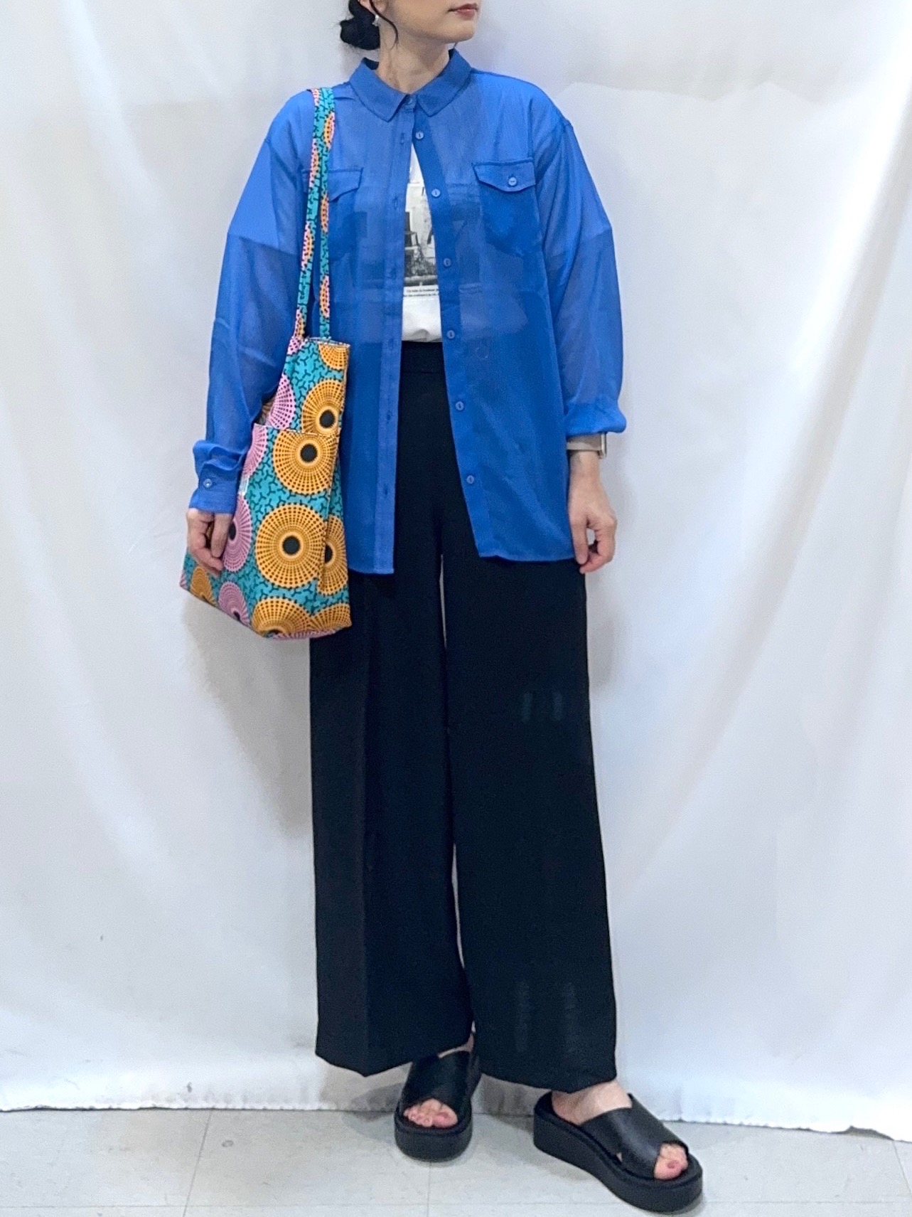 𝐇𝐢𝐫𝐨𝐦𝐢さんの「SHOO･LA･RUE｜【洗濯機可】ダブルポケット 楊柳しぼしぼシアーシャツ」を使ったコーディネート