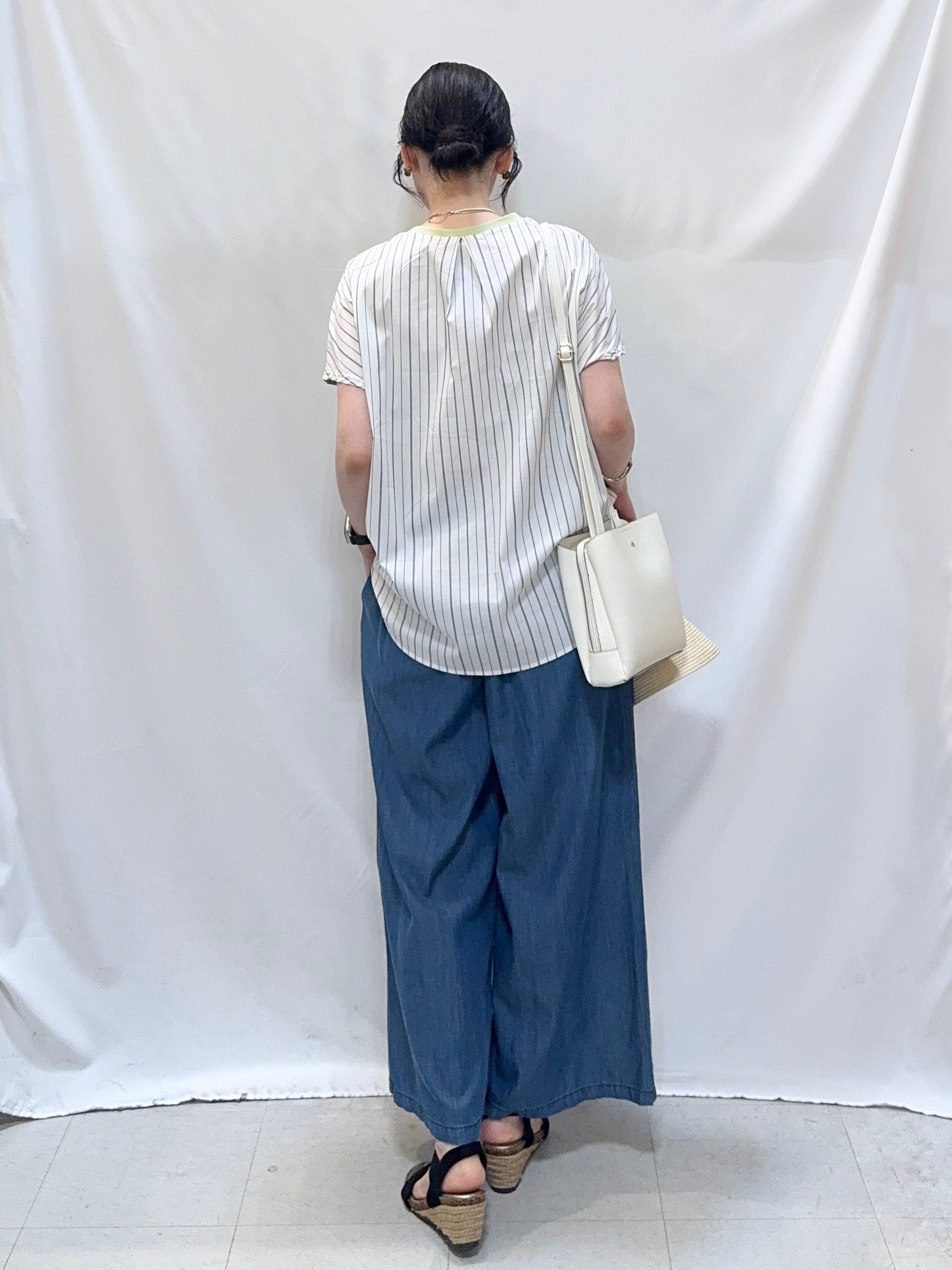 𝐇𝐢𝐫𝐨𝐦𝐢さんの「SHOO･LA･RUE｜【体型カバー/S-LL】インせず着られる 前後素材切替Tシャツ」を使ったコーディネート