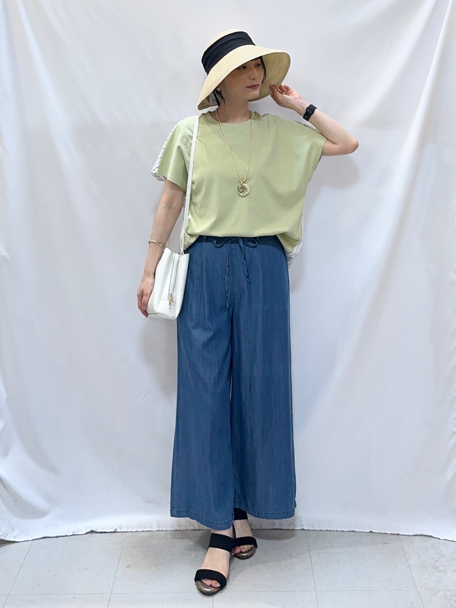 𝐇𝐢𝐫𝐨𝐦𝐢さんの「SHOO･LA･RUE｜【体型カバー/S-LL】インせず着られる 前後素材切替Tシャツ」を使ったコーディネート