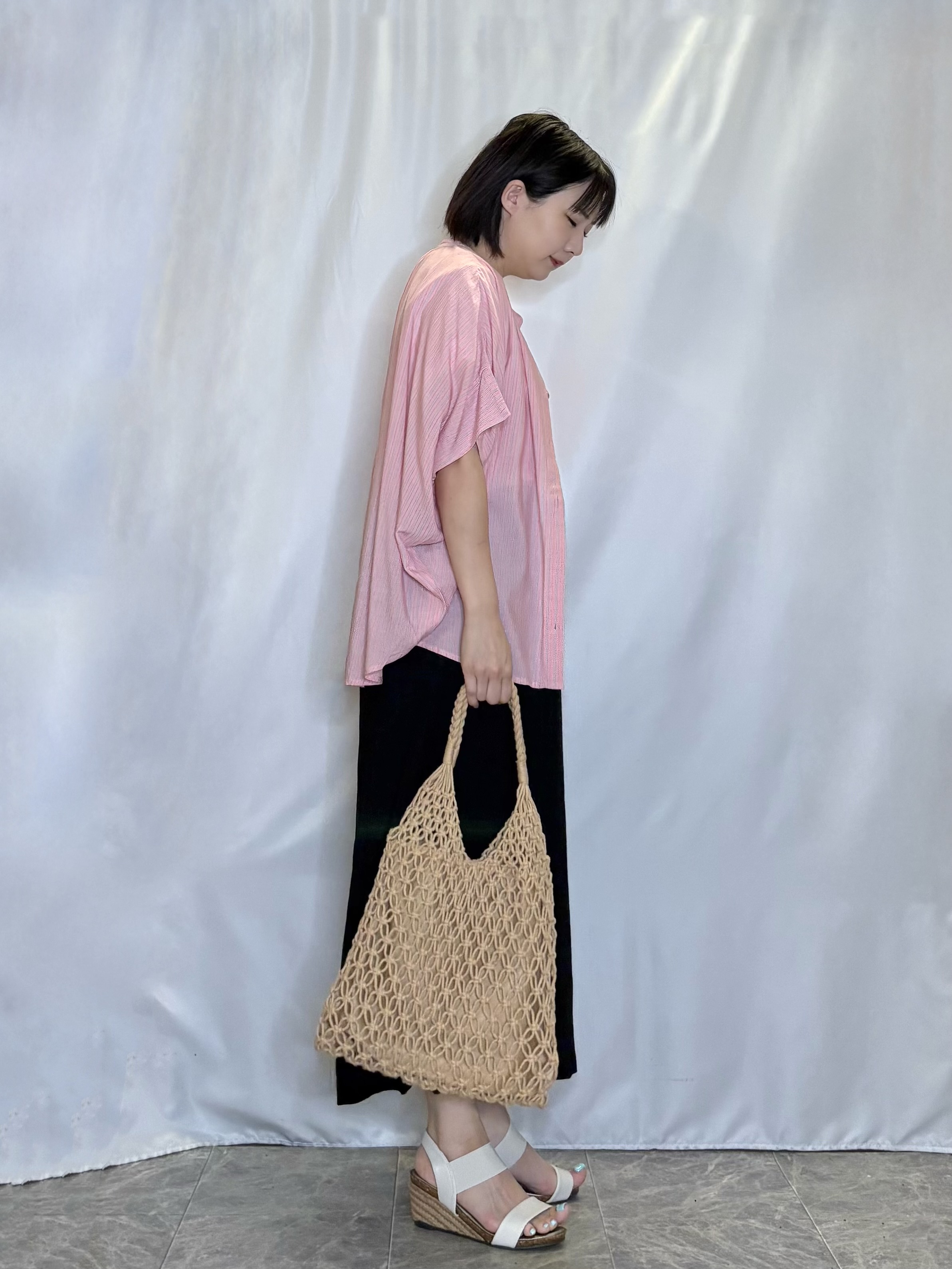 ネリさんの「SHOO･LA･RUE｜【洗濯機可/体型カバー】二の腕隠れる ゆるっとドルマンバンドカラーシャツ」を使ったコーディネート