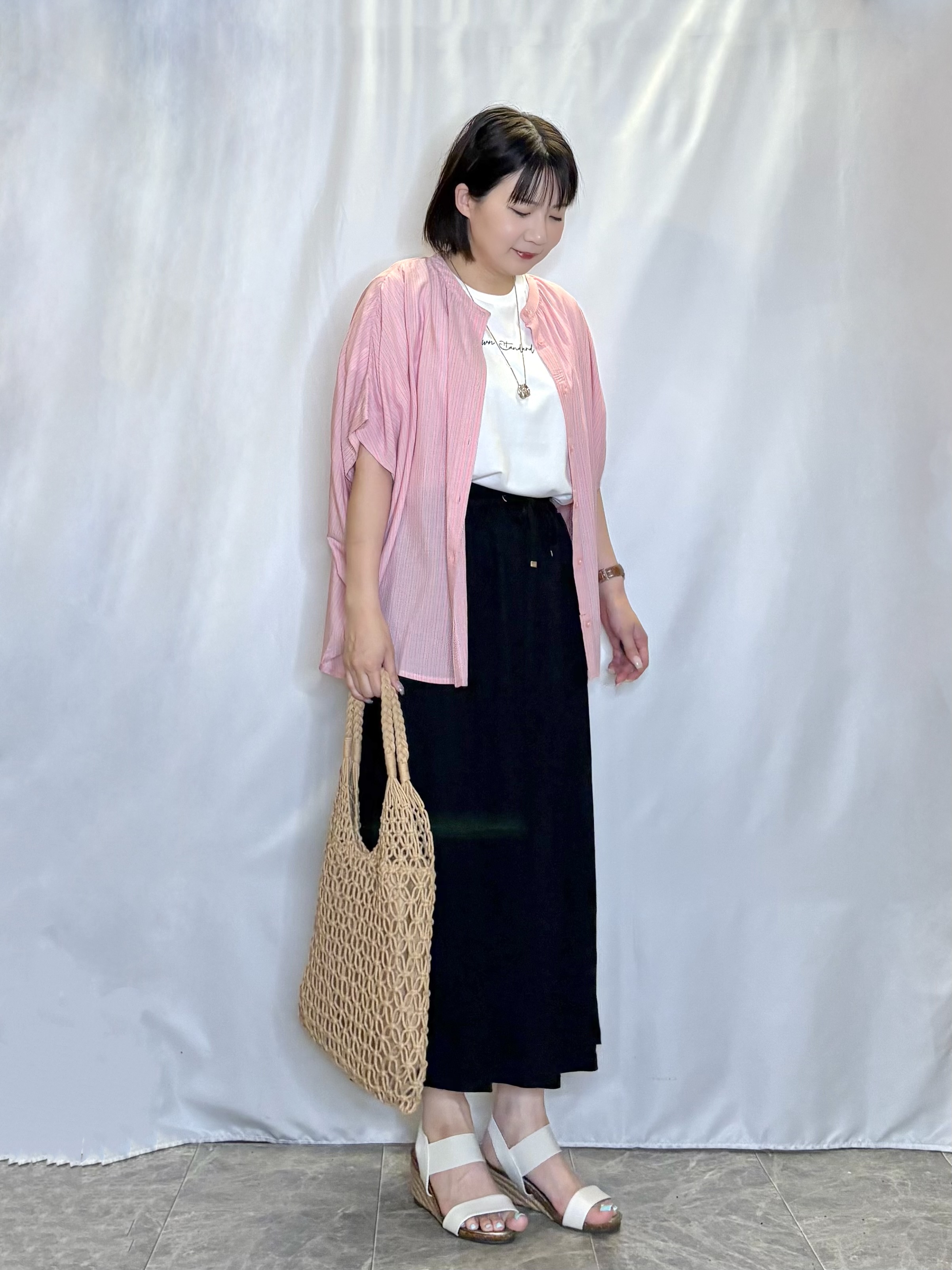 ネリさんの「SHOO･LA･RUE｜【洗濯機可/体型カバー】二の腕隠れる ゆるっとドルマンバンドカラーシャツ」を使ったコーディネート