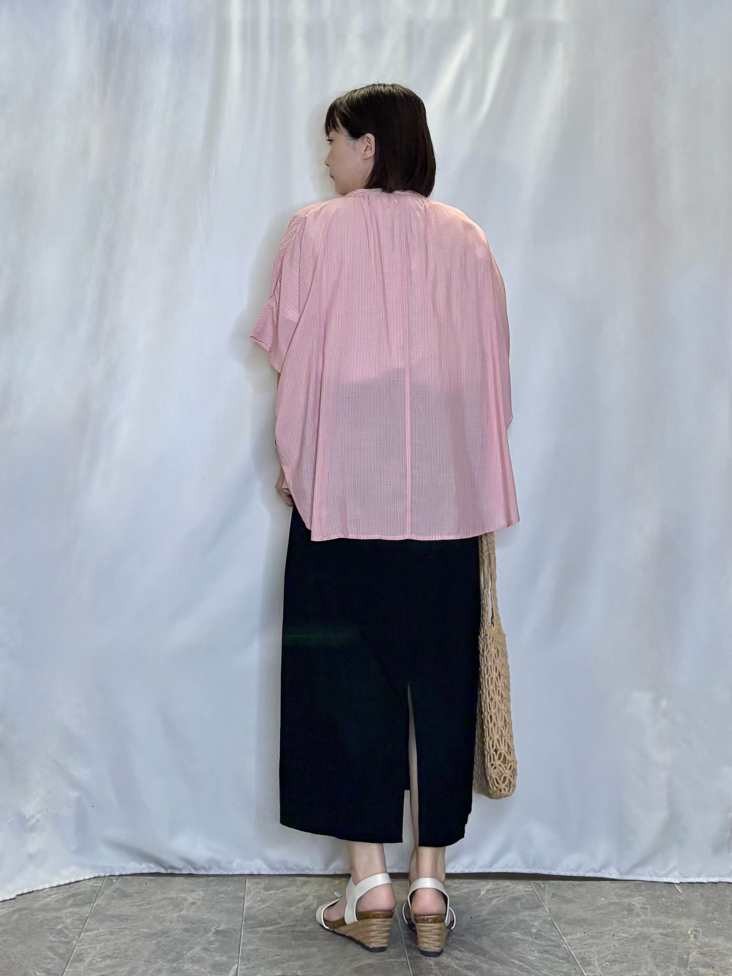 ネリさんの「SHOO･LA･RUE｜【洗濯機可/体型カバー】二の腕隠れる ゆるっとドルマンバンドカラーシャツ」を使ったコーディネート