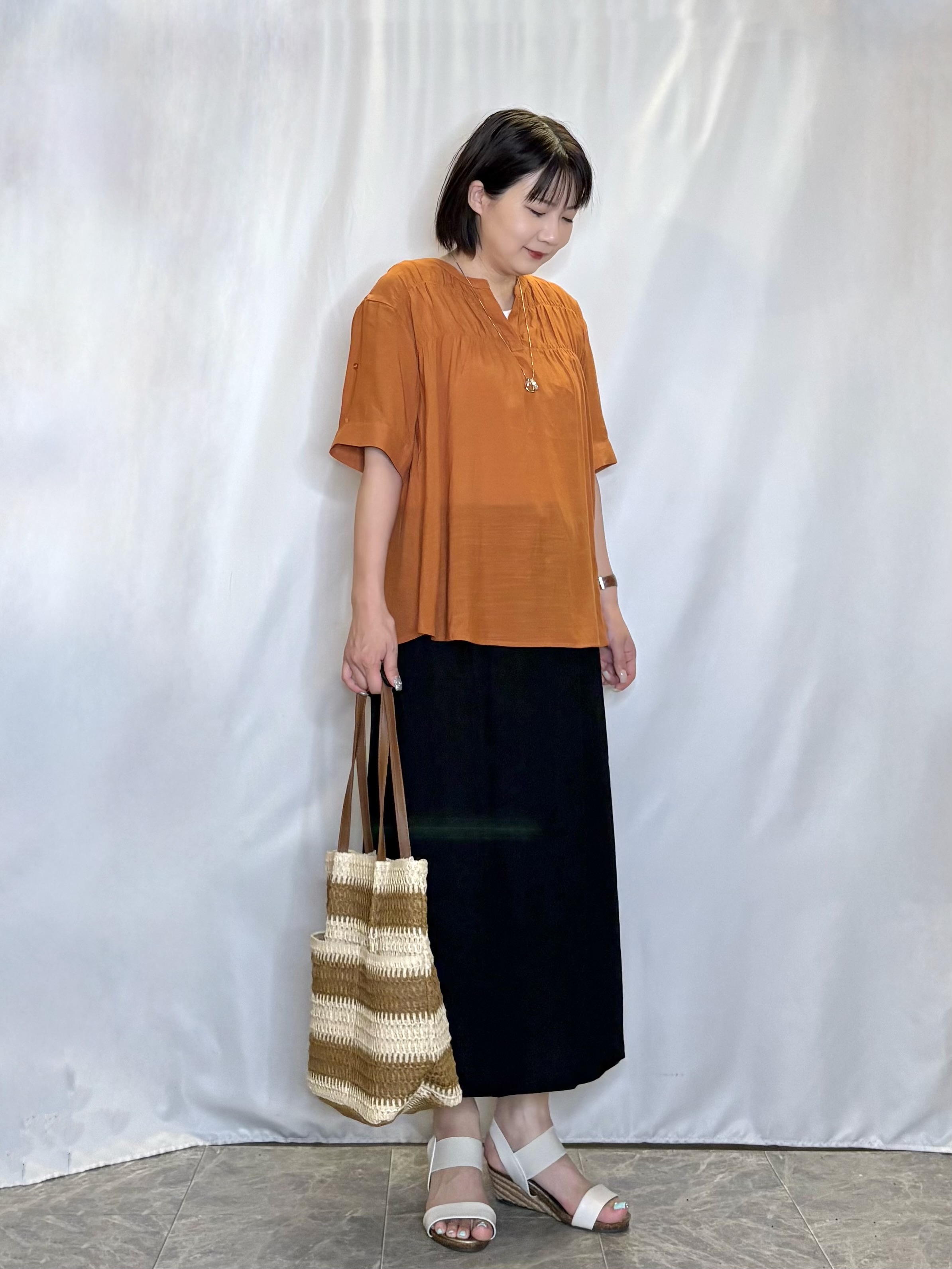 ネリさんの「SHOO･LA･RUE｜【UV/洗濯機可】お袖の長さが調整出来る シャーリングスキッパーブラウス」を使ったコーディネート