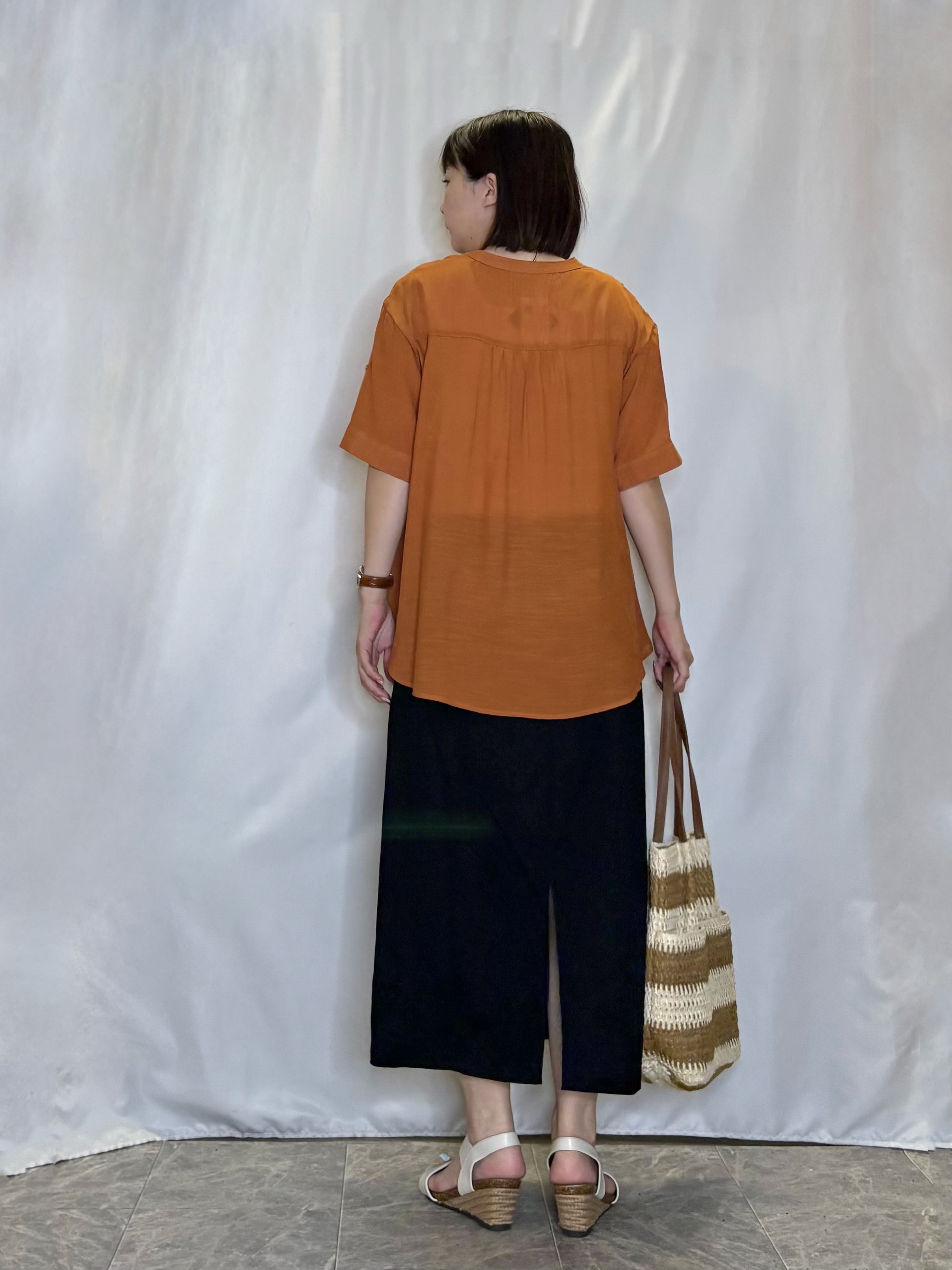 ネリさんの「SHOO･LA･RUE｜【UV/洗濯機可】お袖の長さが調整出来る シャーリングスキッパーブラウス」を使ったコーディネート