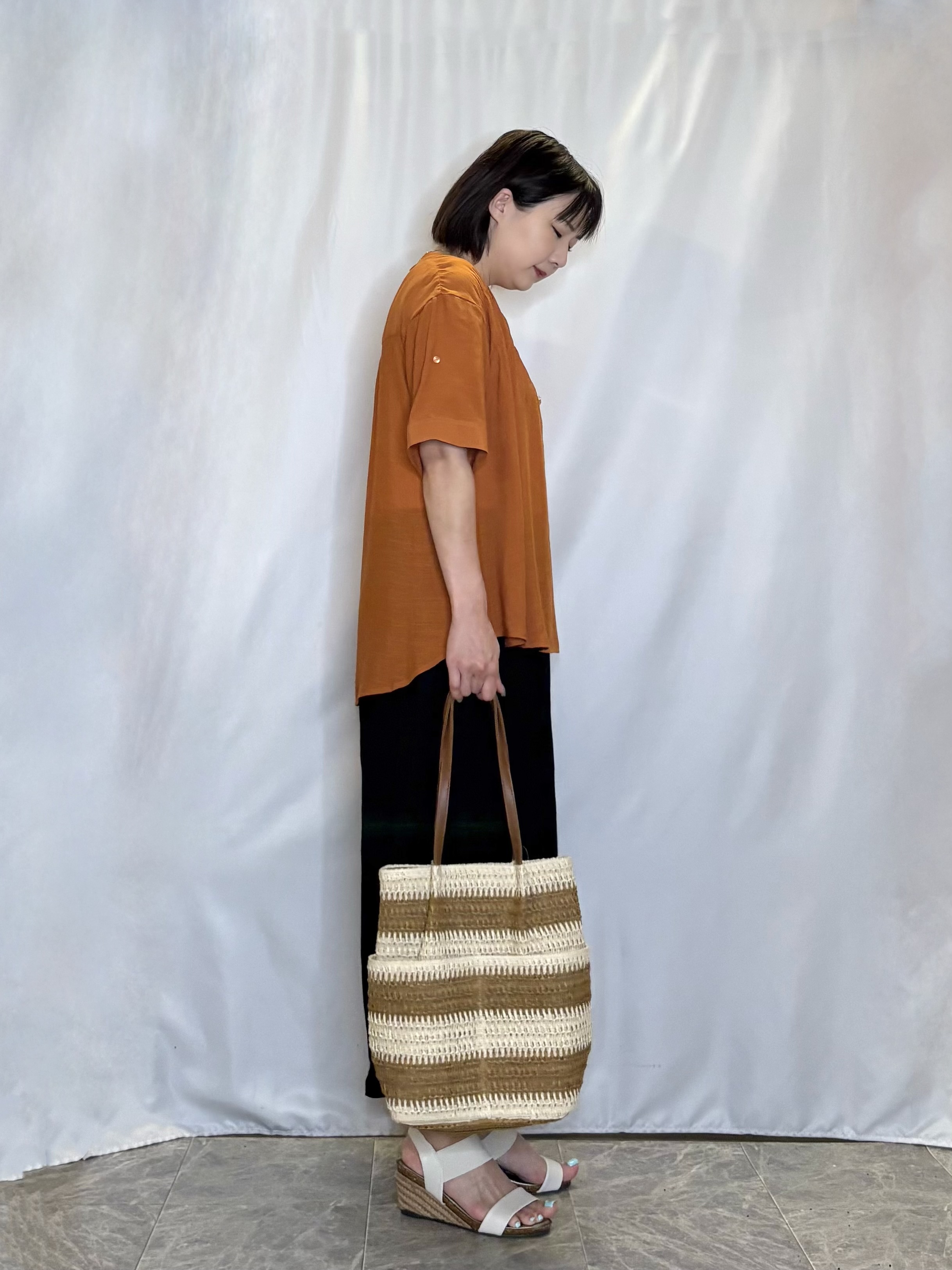 ネリさんの「SHOO･LA･RUE｜【UV/洗濯機可】お袖の長さが調整出来る シャーリングスキッパーブラウス」を使ったコーディネート