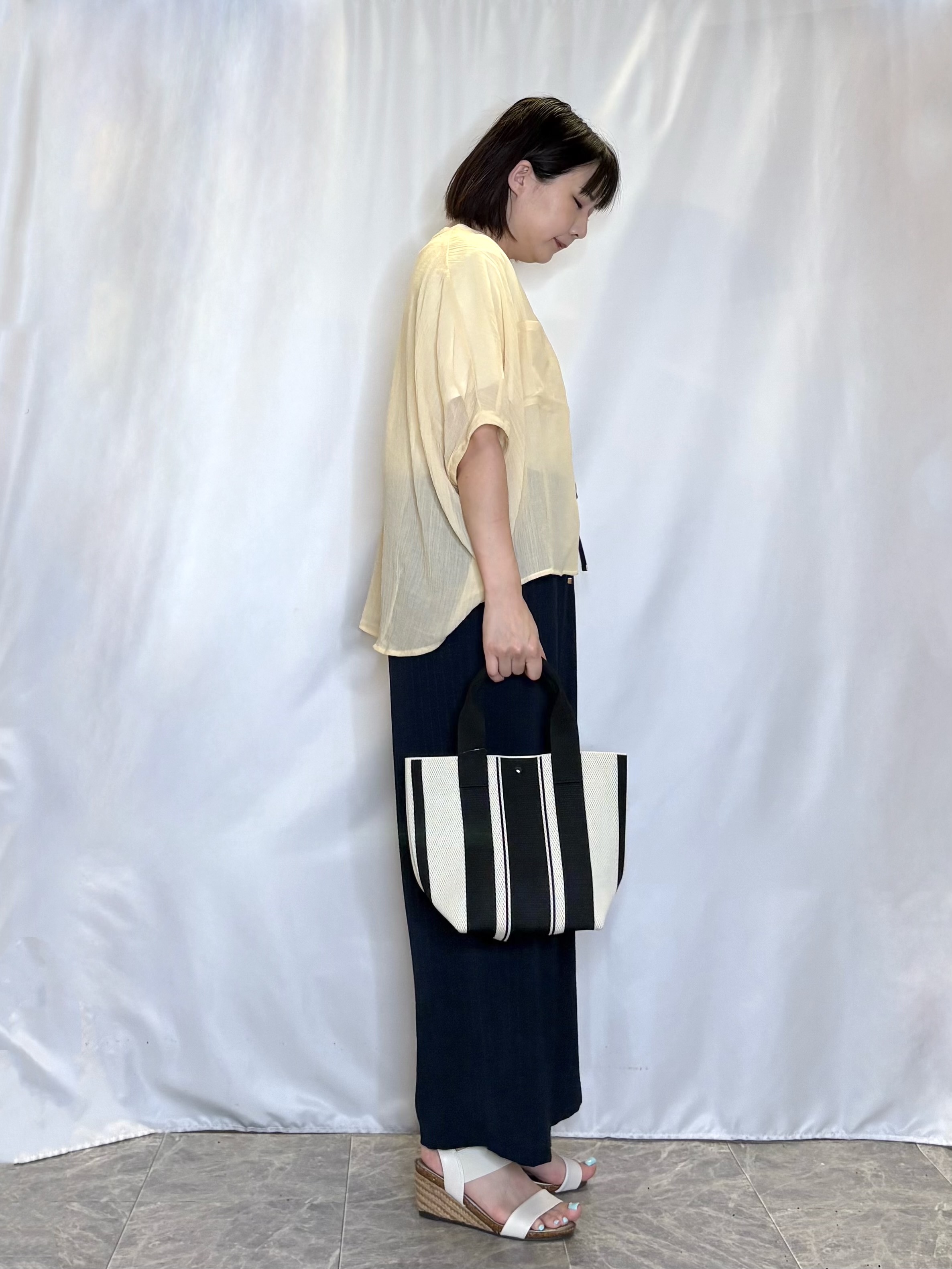 ネリさんの「SHOO･LA･RUE｜【洗濯機可/選べる6色】程よいシアー感が涼し気 ゆったりワッシャードルマンブラウス」を使ったコーディネート