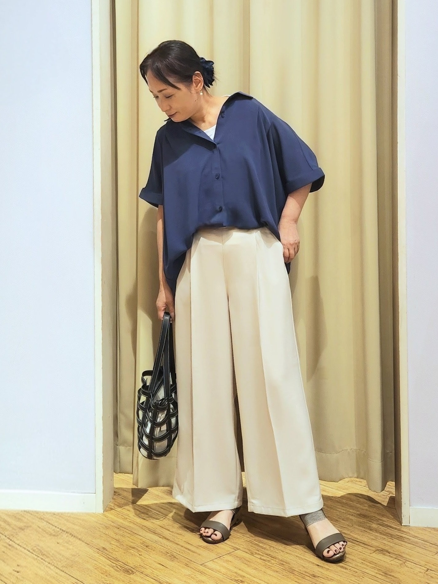 くまさんの「SHOO･LA･RUE｜【洗濯後しわになりにくい/体型カバー】二の腕も隠せる　お袖ロールアップ半袖シャツ」を使ったコーディネート