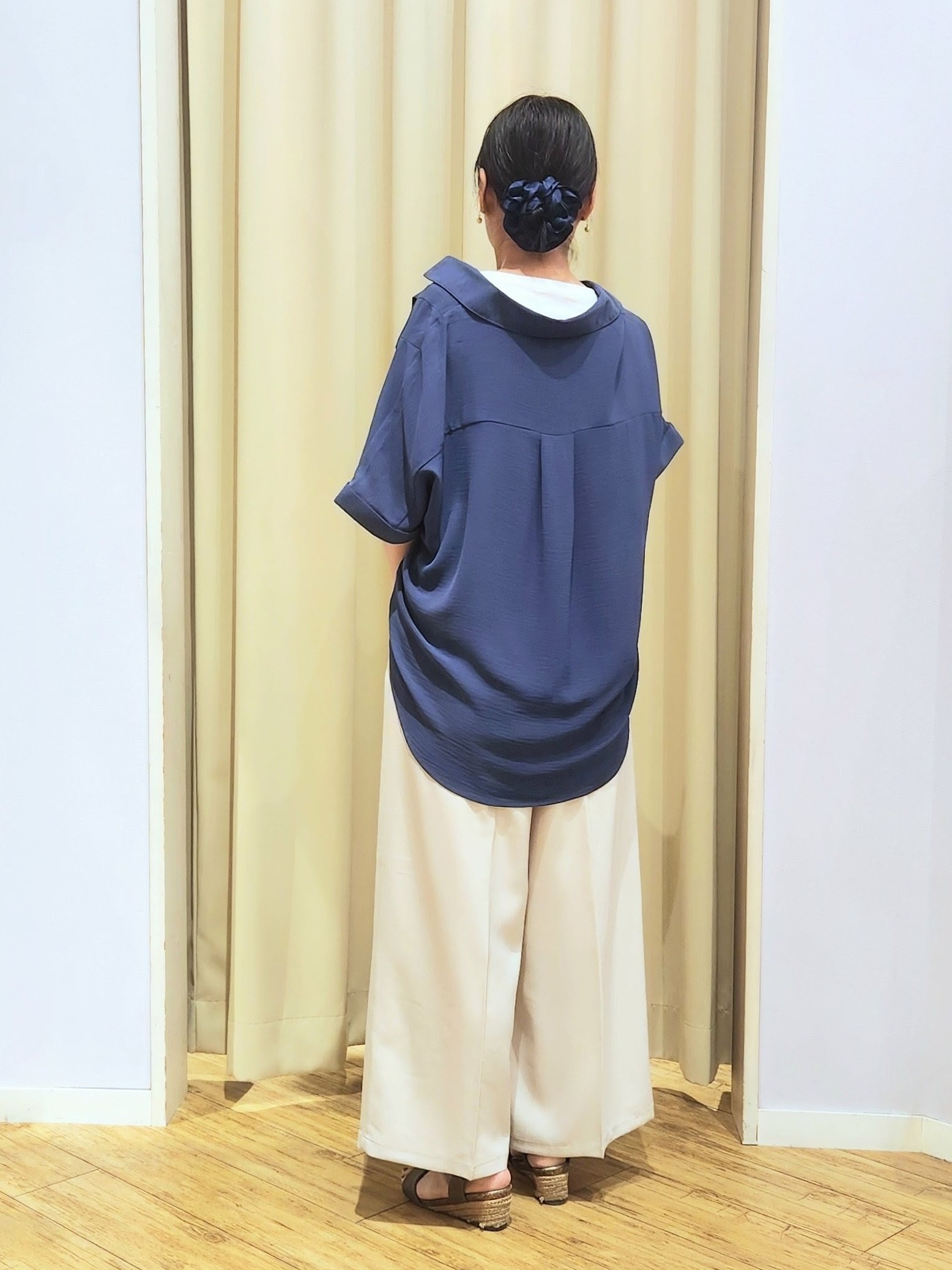 くまさんの「SHOO･LA･RUE｜【洗濯後しわになりにくい/体型カバー】二の腕も隠せる　お袖ロールアップ半袖シャツ」を使ったコーディネート