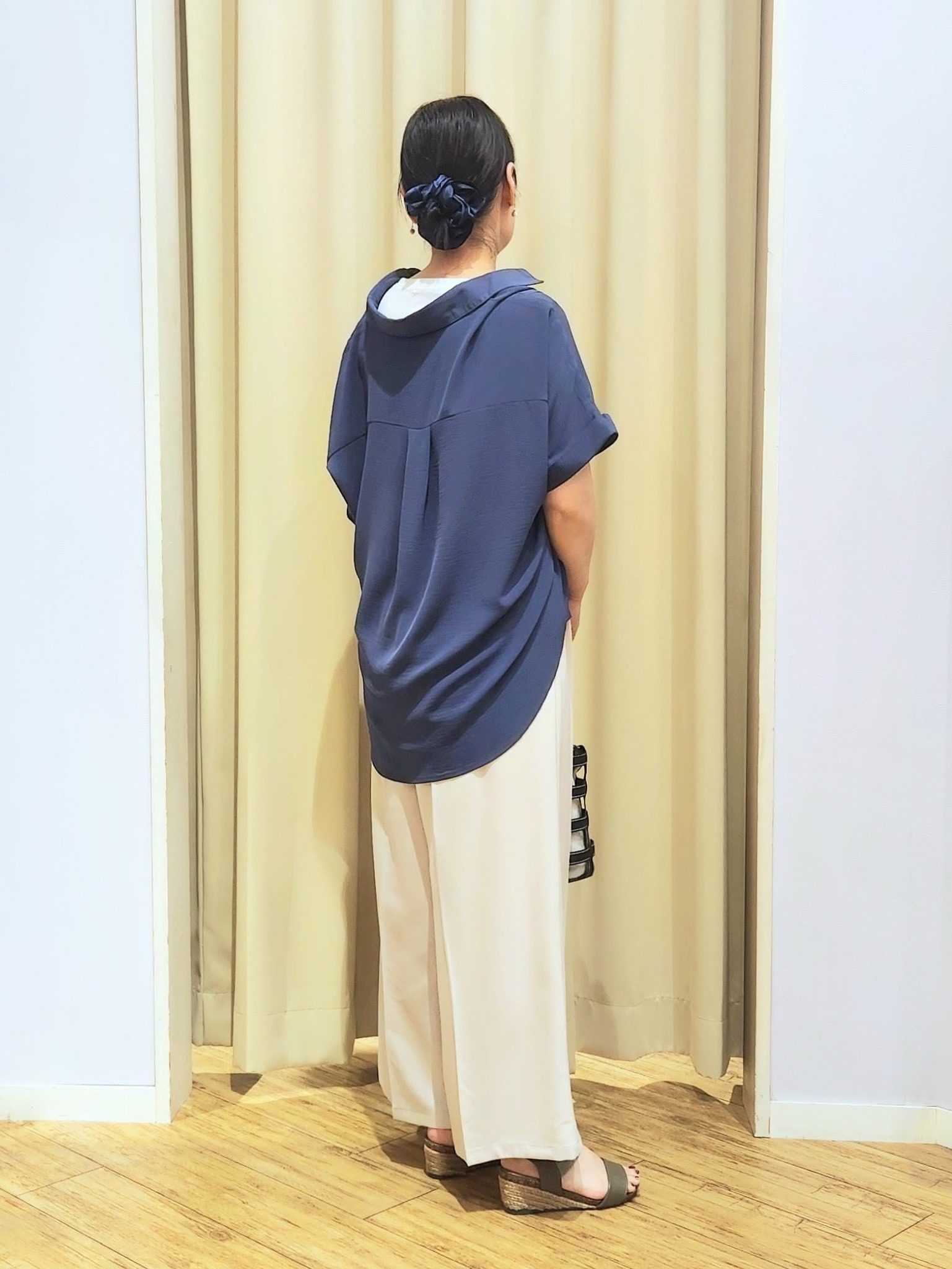 くまさんの「SHOO･LA･RUE｜【洗濯後しわになりにくい/体型カバー】二の腕も隠せる　お袖ロールアップ半袖シャツ」を使ったコーディネート