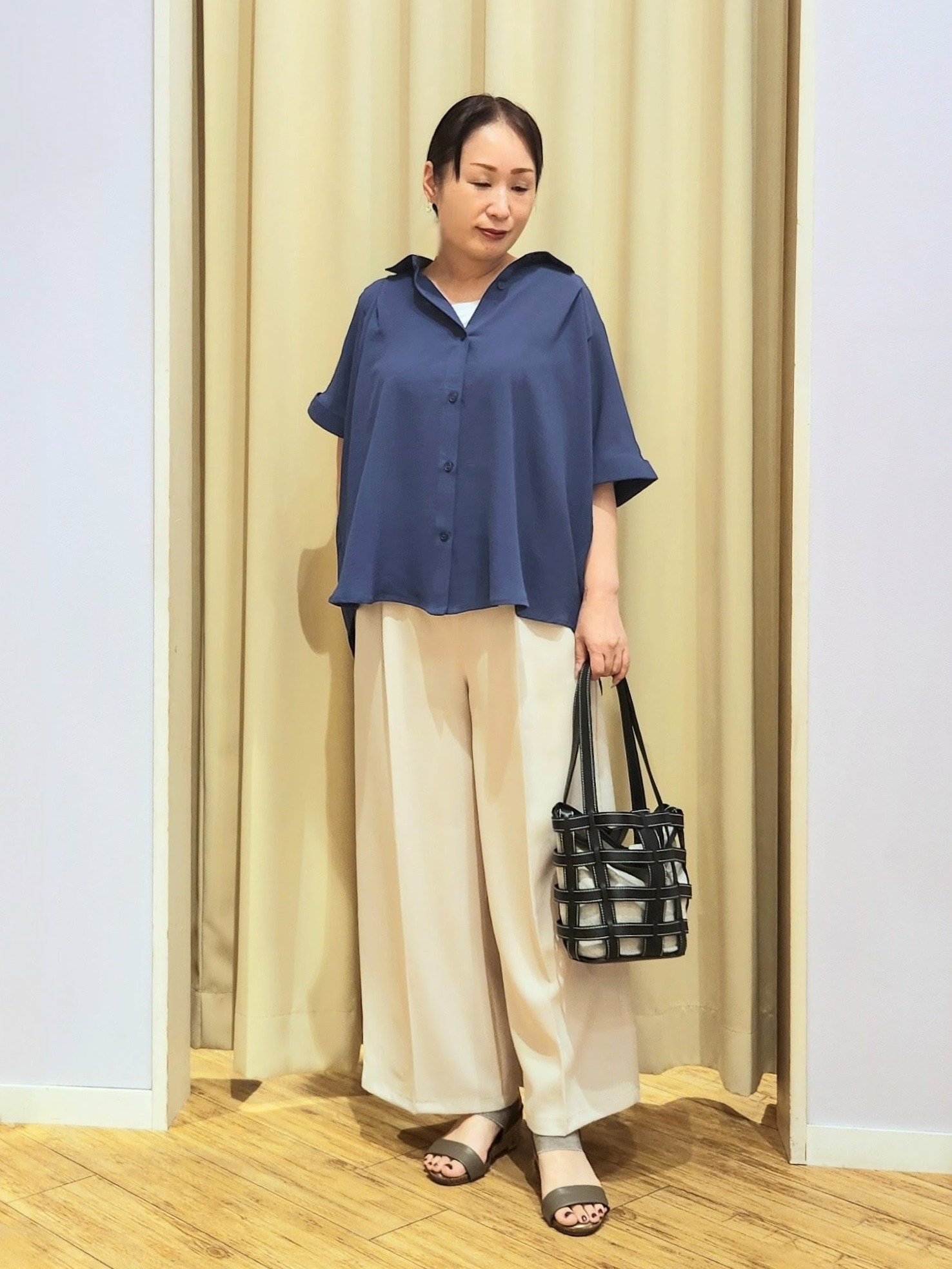 くまさんの「SHOO･LA･RUE｜【洗濯後しわになりにくい/体型カバー】二の腕も隠せる　お袖ロールアップ半袖シャツ」を使ったコーディネート