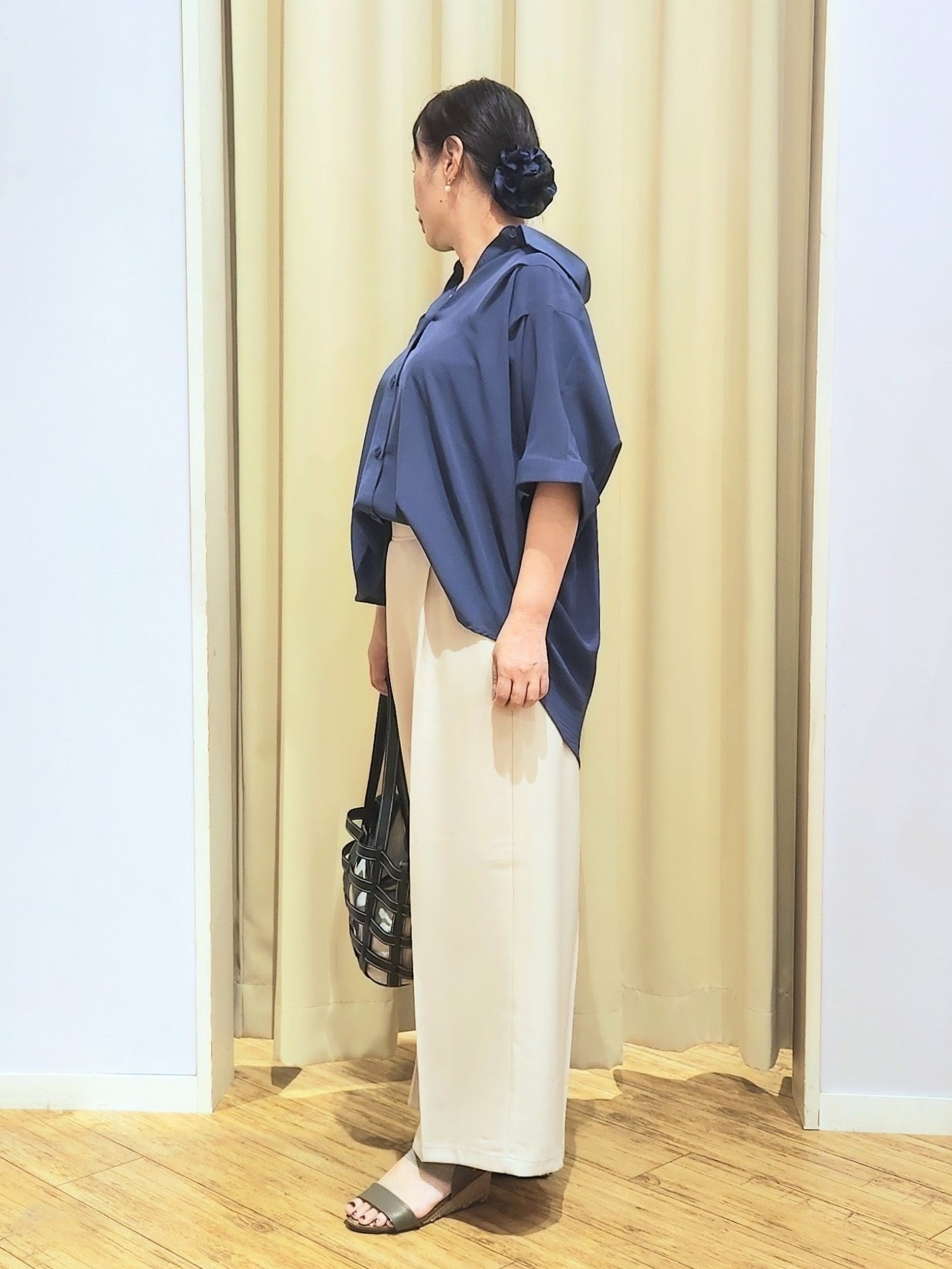 くまさんの「SHOO･LA･RUE｜【洗濯後しわになりにくい/体型カバー】二の腕も隠せる　お袖ロールアップ半袖シャツ」を使ったコーディネート