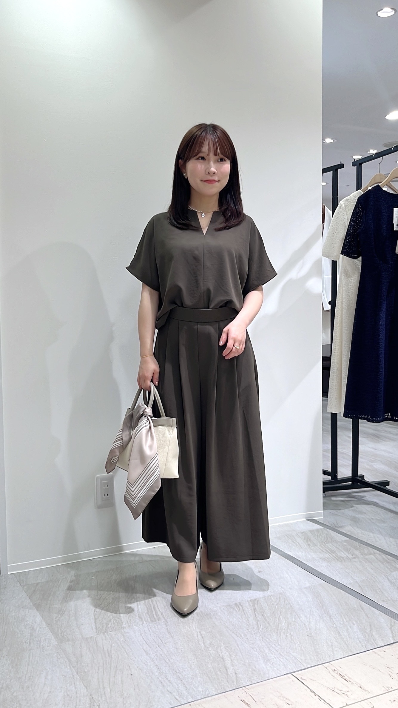 Risaさんの「UNTITLED｜【UV/接触冷感/セットアップ可】リラクシーキーVネックブラウス」を使ったコーディネート