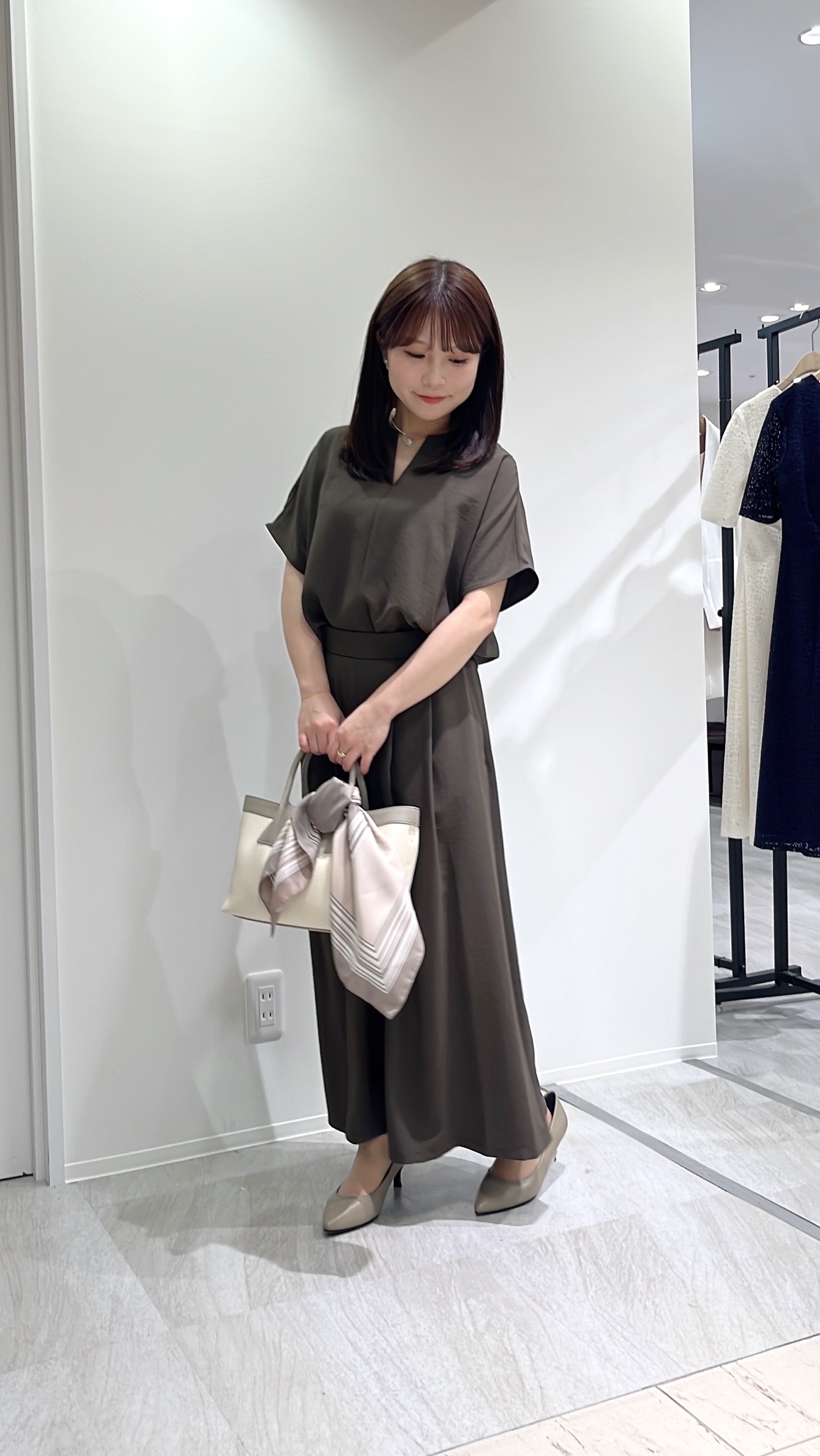 Risaさんの「UNTITLED｜【UV/接触冷感/セットアップ可】リラクシーキーVネックブラウス」を使ったコーディネート
