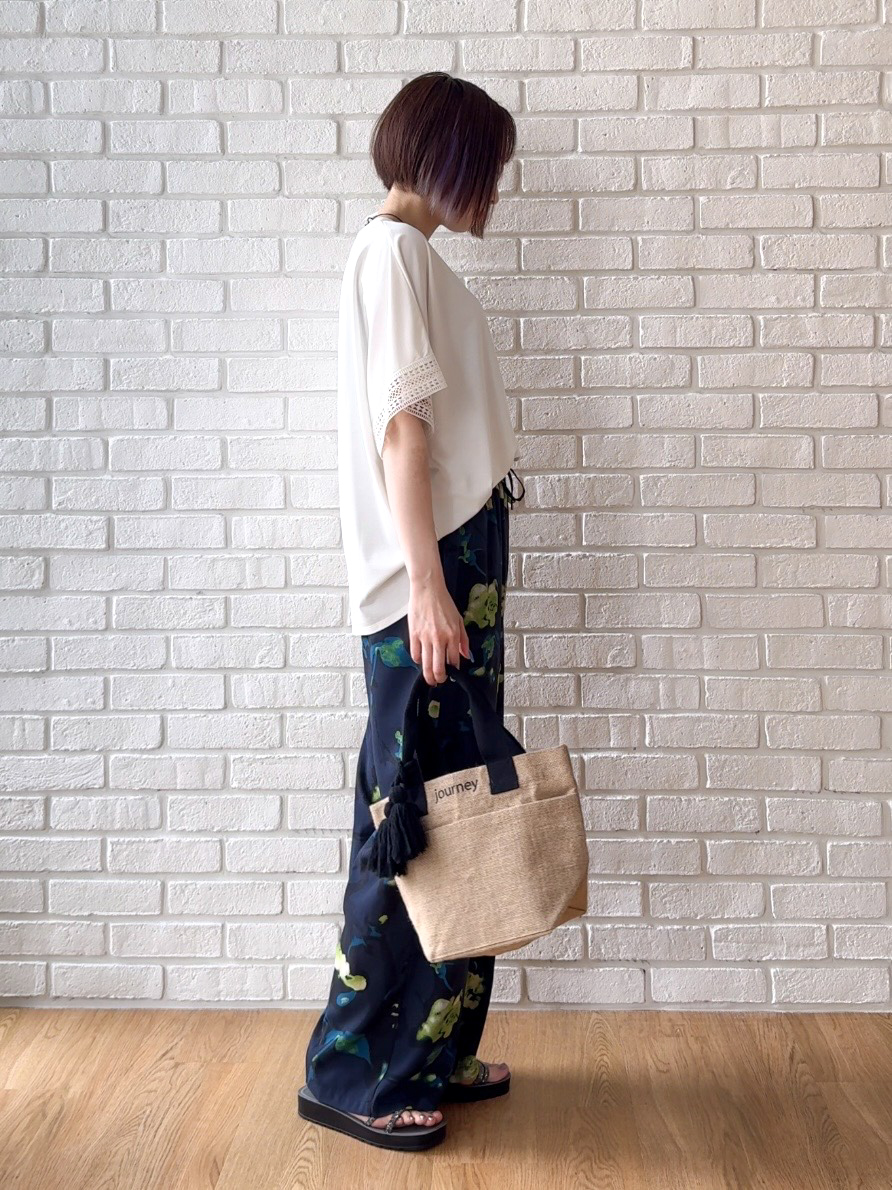 𝐜𝐡𝐢𝐤𝐚さんの「SHOO･LA･RUE｜【UV/洗濯機可/体型カバー】ヒップ周りが隠せる お袖レースTシャツ」を使ったコーディネート