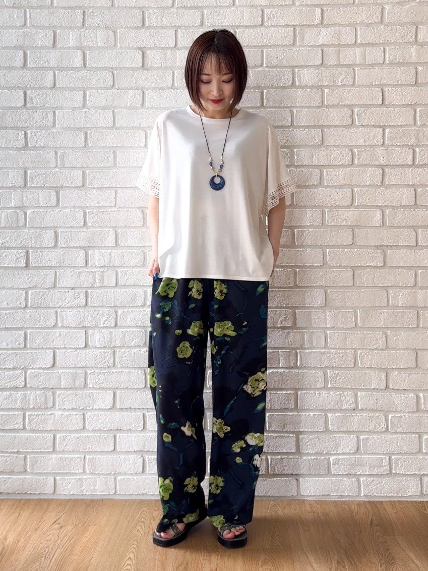 𝐜𝐡𝐢𝐤𝐚さんの「SHOO･LA･RUE｜【UV/洗濯機可/体型カバー】ヒップ周りが隠せる お袖レースTシャツ」を使ったコーディネート