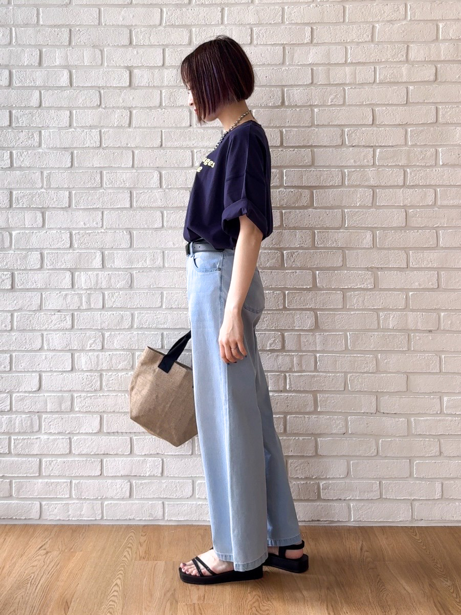 𝐜𝐡𝐢𝐤𝐚さんの「SHOO･LA･RUE｜【洗濯機可】軽い着ごこちライトオンスデニムワイドパンツ」を使ったコーディネート