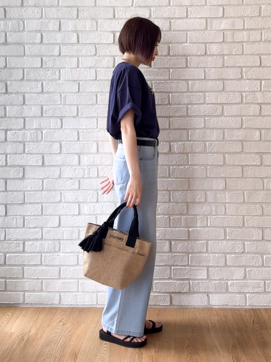 𝐜𝐡𝐢𝐤𝐚さんの「SHOO･LA･RUE｜【洗濯機可】軽い着ごこちライトオンスデニムワイドパンツ」を使ったコーディネート