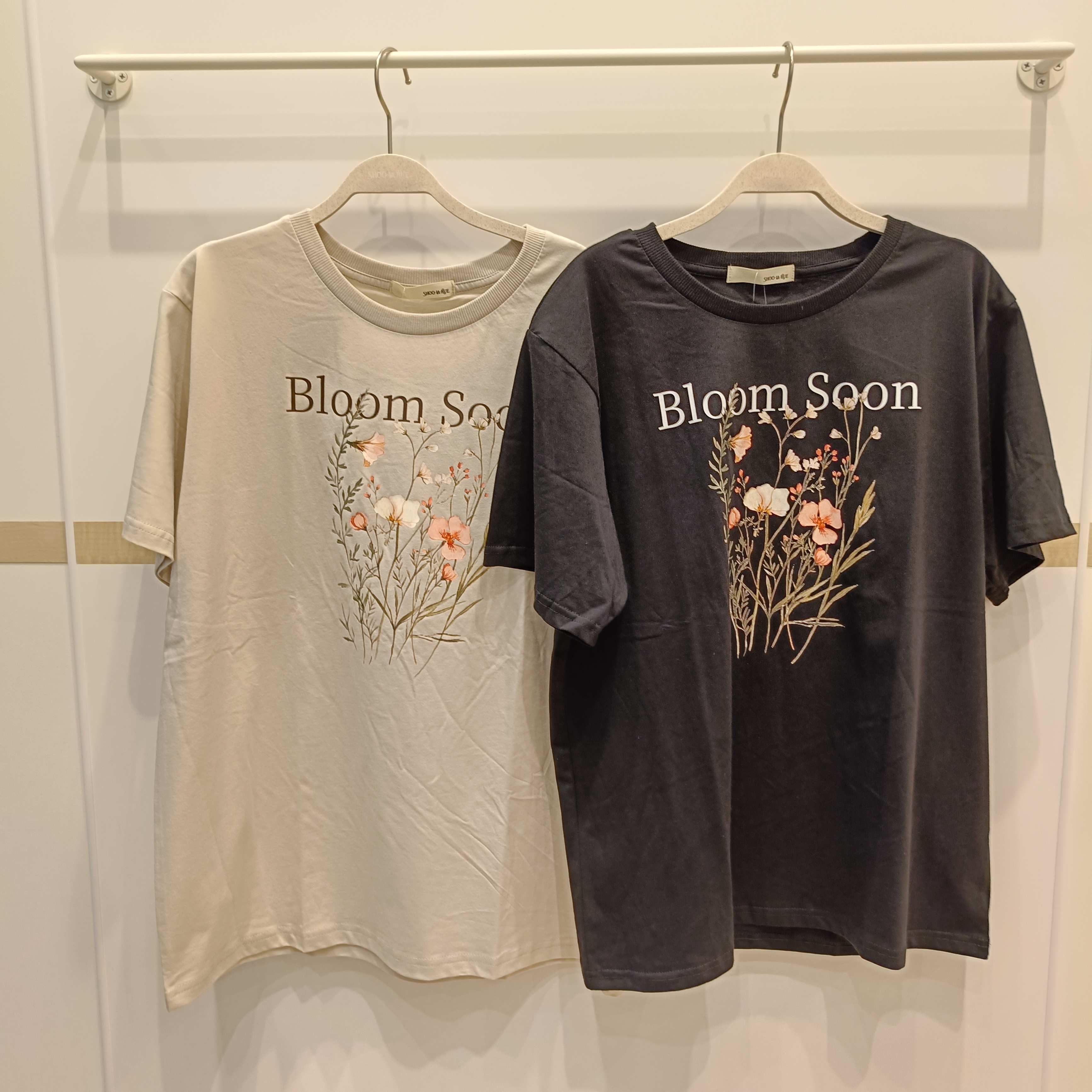 カオリさんの「SHOO･LA･RUE｜【洗濯機可/S-LL】夏に快適サラサラ感 大人のプリントTシャツ」を使ったコーディネート