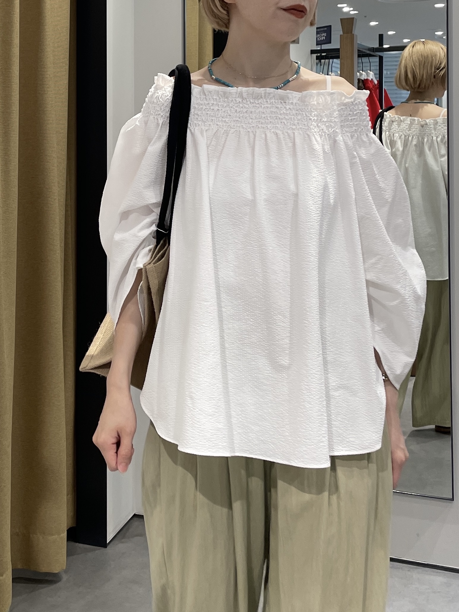 mikuさんの「INDIVI｜サッカーオフショルブラウス【再入荷／2WAY】」を使ったコーディネート