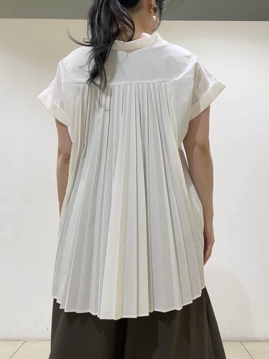 watanabeさんの「UNTITLED｜【吸水速乾/接触冷感】バックプリーツデザインブラウス」を使ったコーディネート