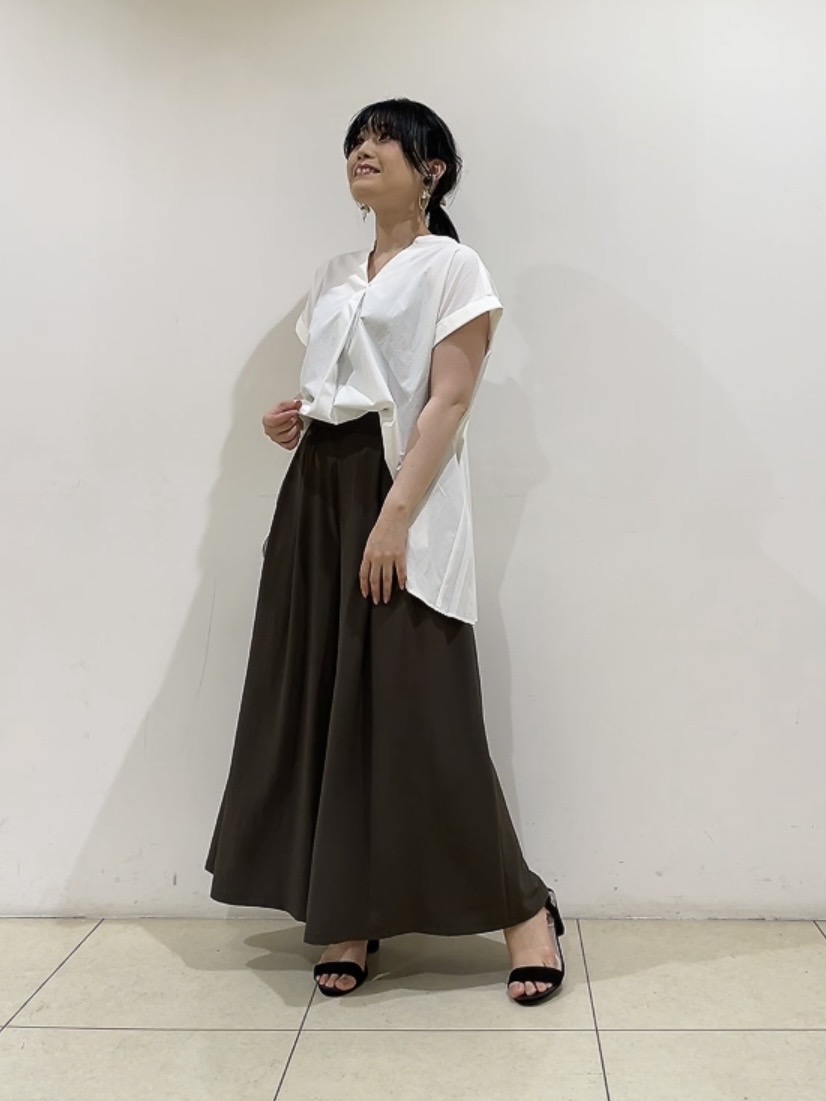 watanabeさんの「UNTITLED｜【吸水速乾/接触冷感】バックプリーツデザインブラウス」を使ったコーディネート