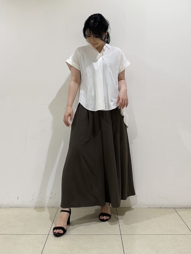 watanabeさんの「UNTITLED｜【吸水速乾/接触冷感】バックプリーツデザインブラウス」を使ったコーディネート