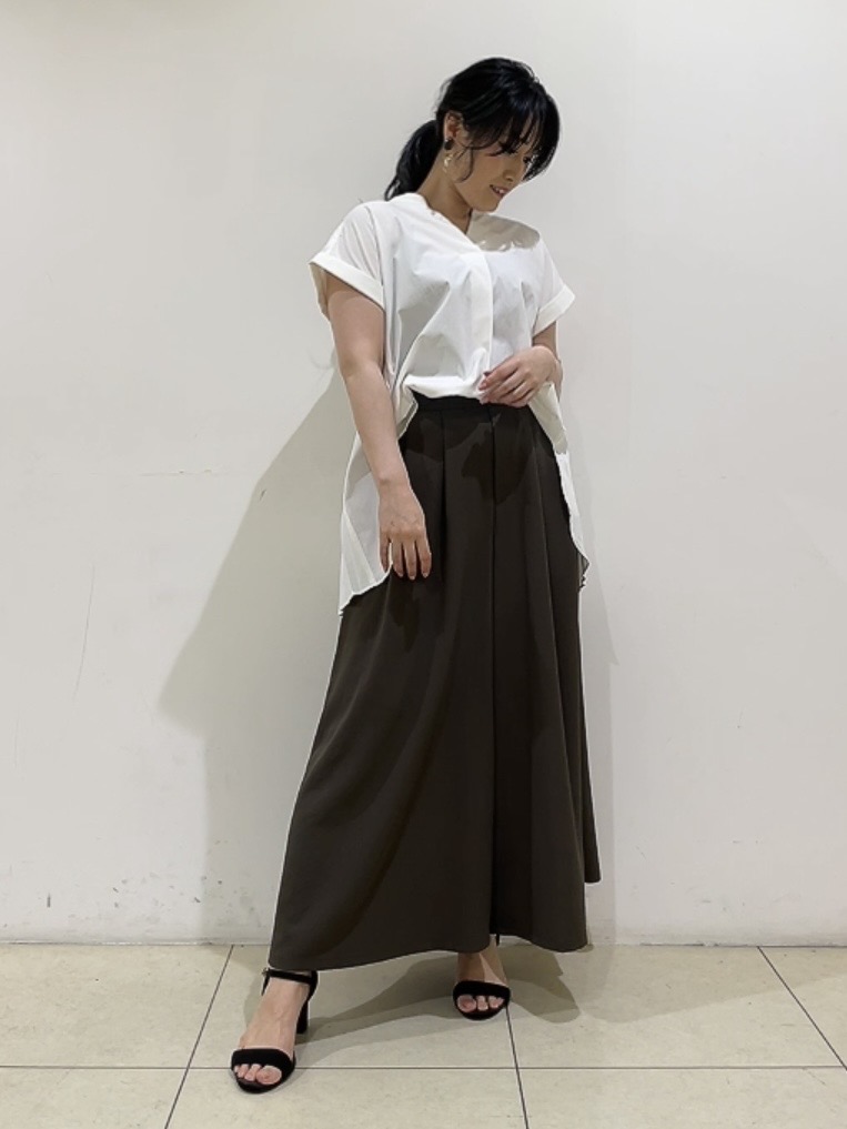 watanabeさんの「UNTITLED｜【吸水速乾/接触冷感】バックプリーツデザインブラウス」を使ったコーディネート